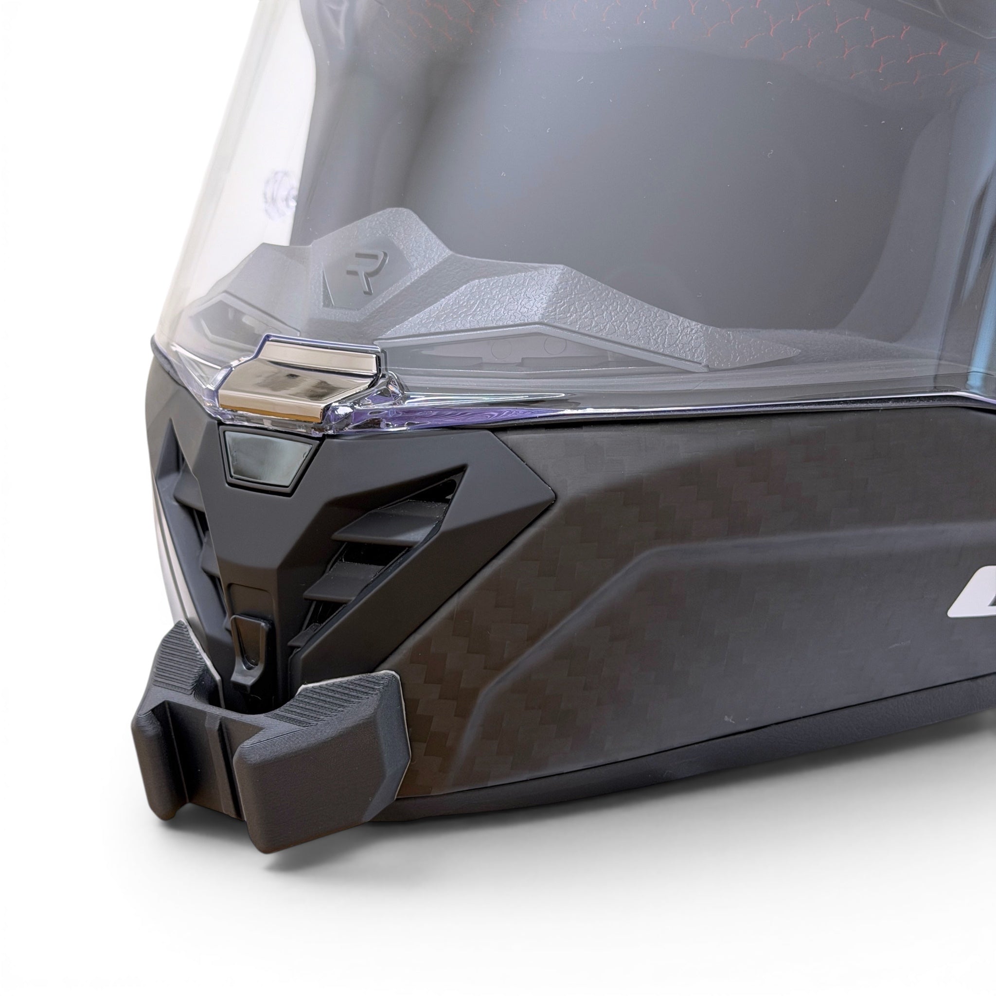 Primer plano del soporte de mentonera RiderMounts en la barbilla del casco LS2 THUNDER FF805