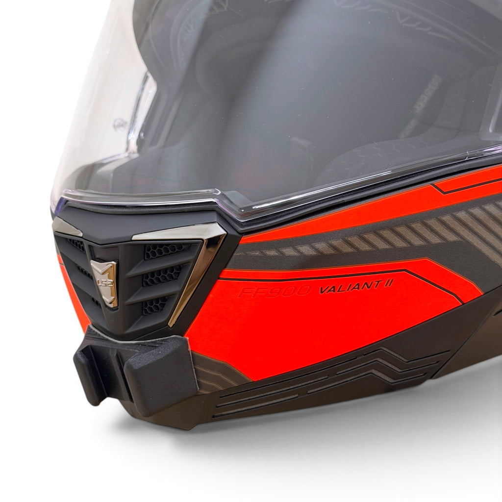Primer plano del soporte de mentonera RiderMounts en la barbilla del casco LS2 VALIANT 2 FF900