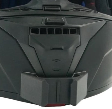 Primer plano del soporte de mentonera RiderMounts en la barbilla del casco MT HELMETS ATOM 2 SV