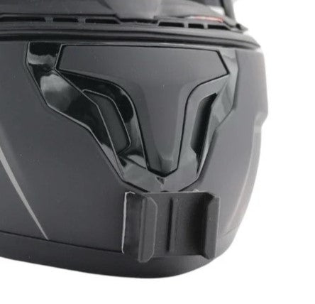 Primer plano del soporte de mentonera RiderMounts en la barbilla del casco MT HELMETS ATOM SV