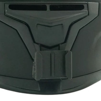 Primer plano del soporte de mentonera RiderMounts en la barbilla del casco MT HELMETS BRAKER SV