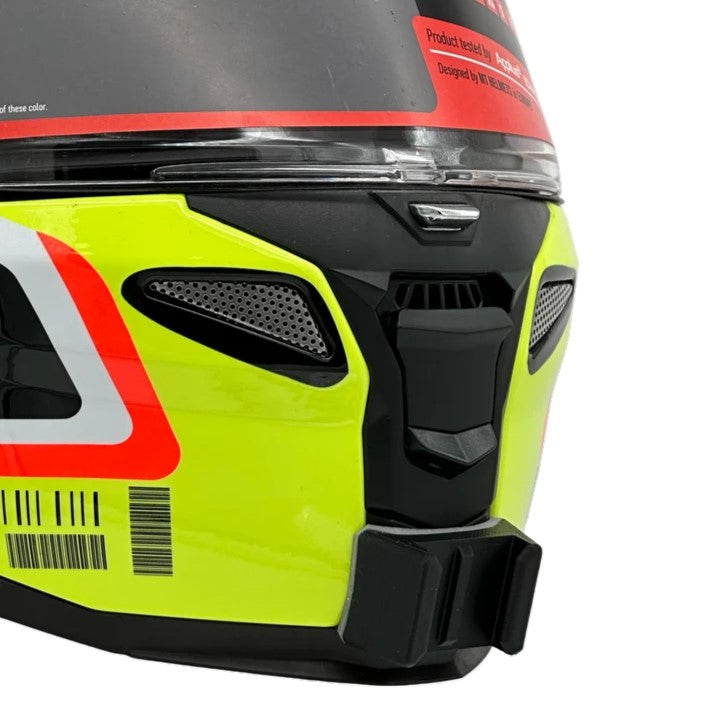 Primer plano del soporte de mentonera RiderMounts en la barbilla del casco MT HELMETS REVENGE 2