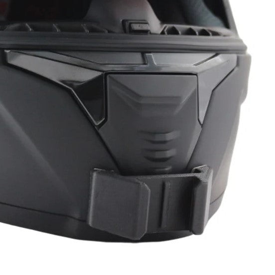 Primer plano del soporte de mentonera RiderMounts en la barbilla del casco MT HELMETS THUNDER 4 SV