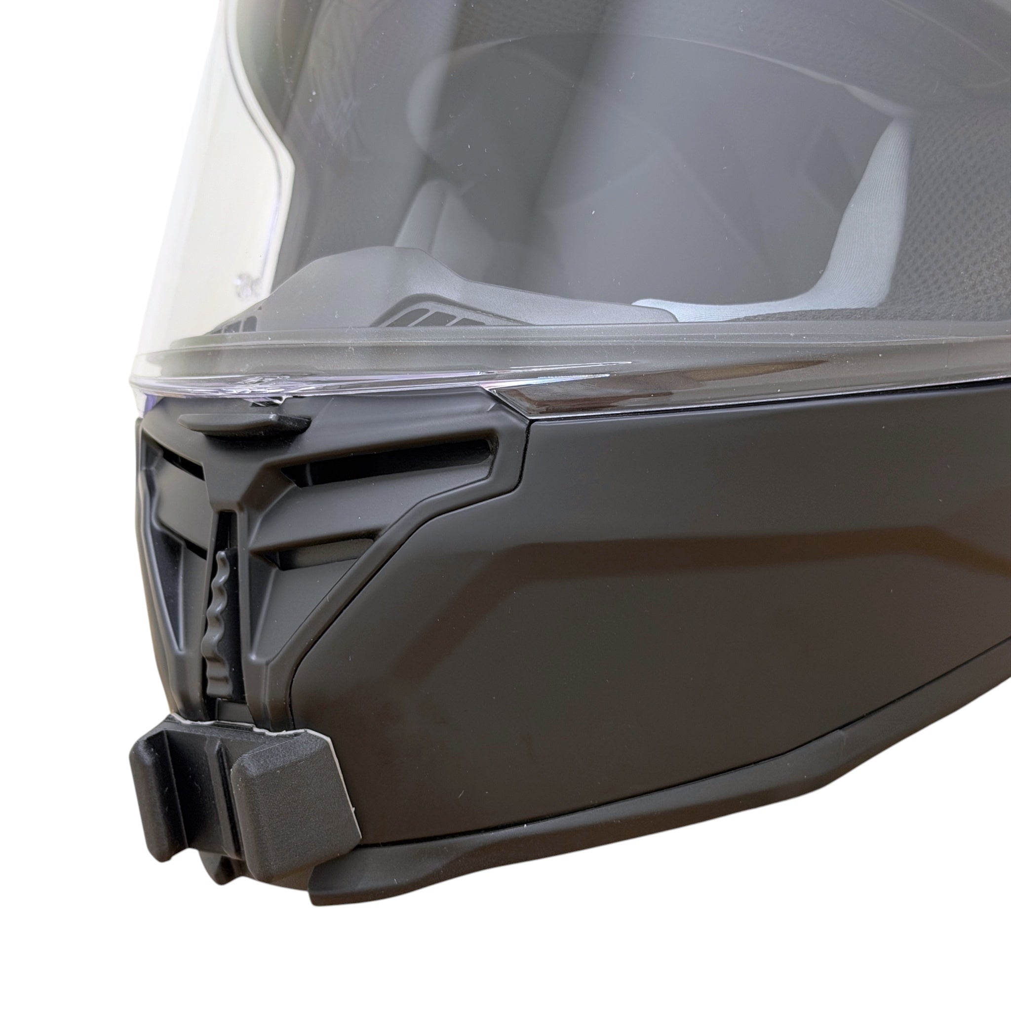 Primer plano del soporte de mentonera RiderMounts en la barbilla del casco MTR 14-S EVO