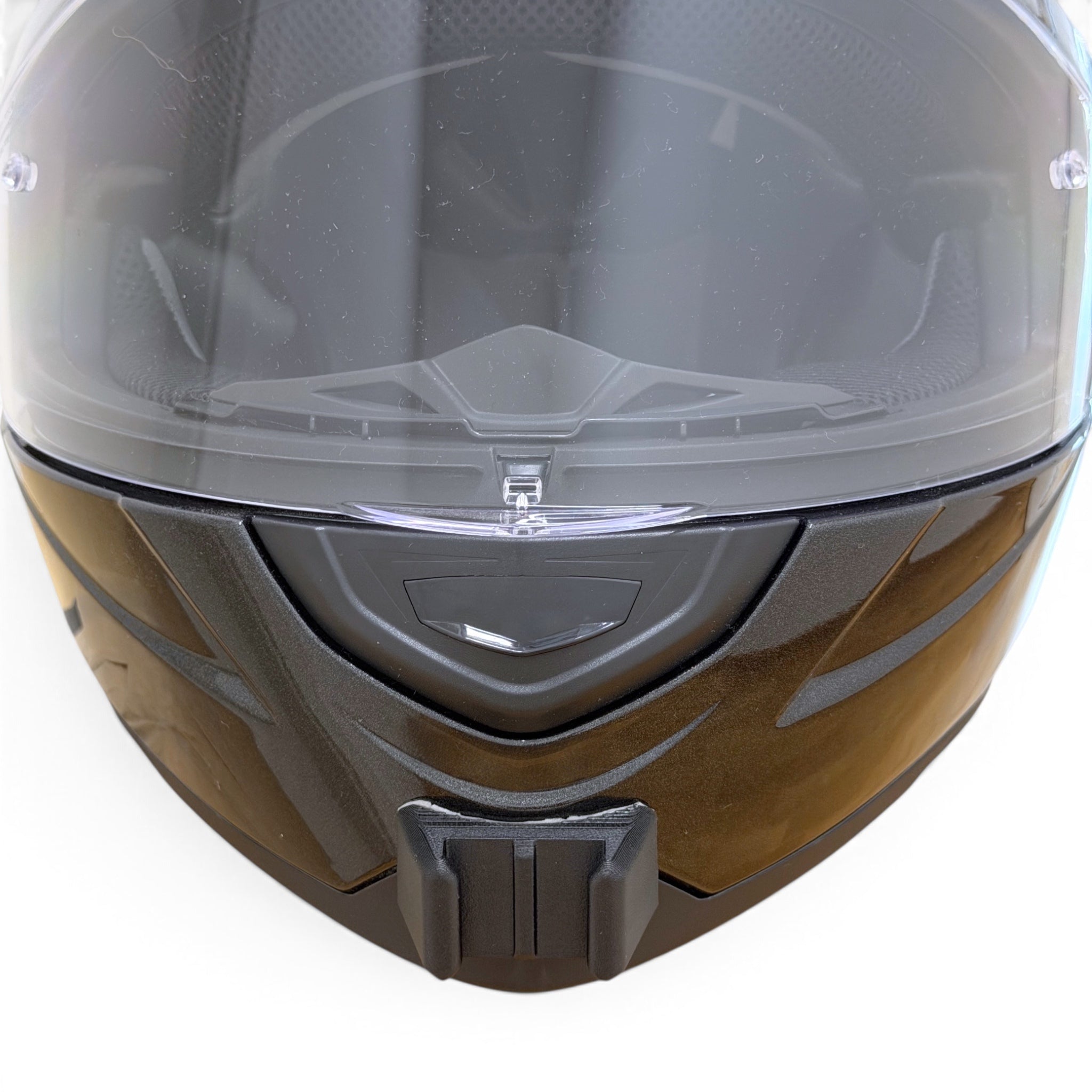 Vista frontal del casco MTR 7-S con el soporte de mentonera RiderMounts montado