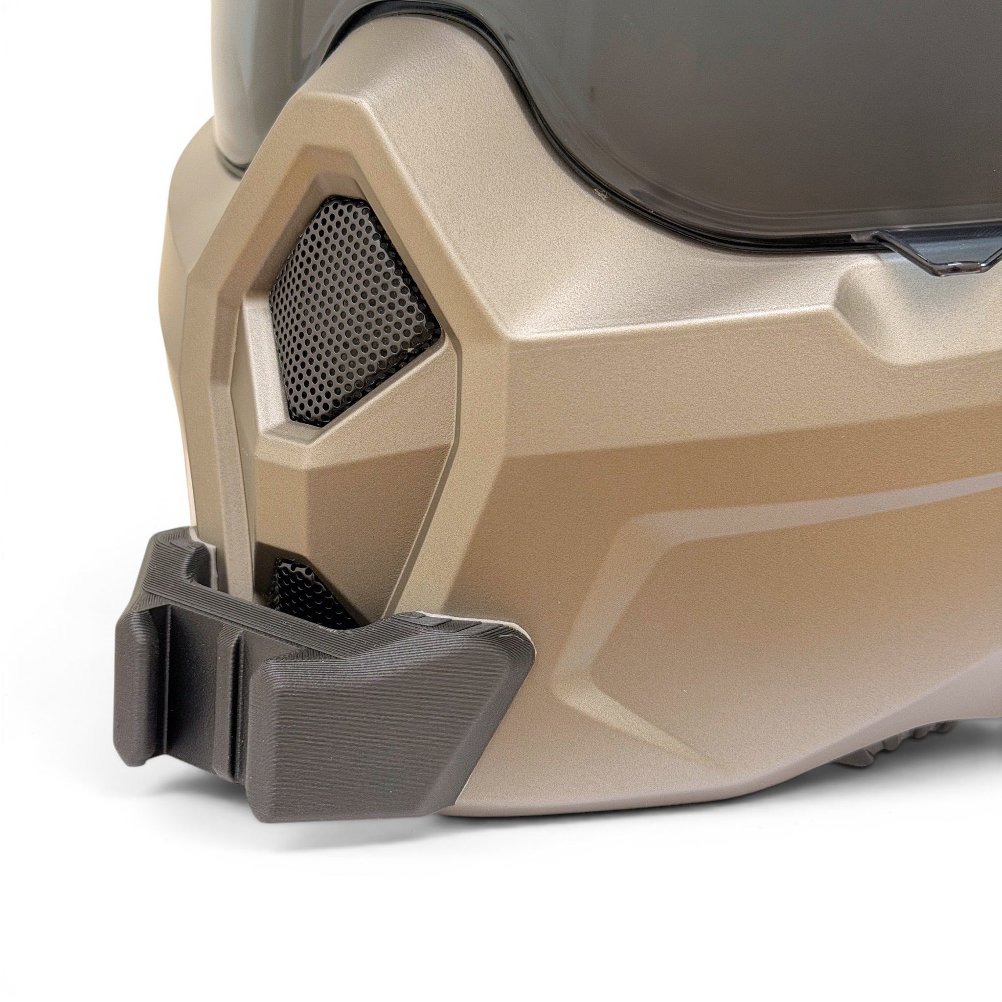 Primer plano del soporte de mentonera RiderMounts en la barbilla del casco MTR BATTLE-X 2