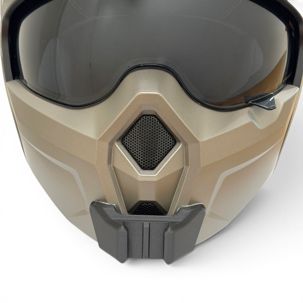 Vista frontal del casco MTR BATTLE-X 2 con el soporte de mentonera RiderMounts montado