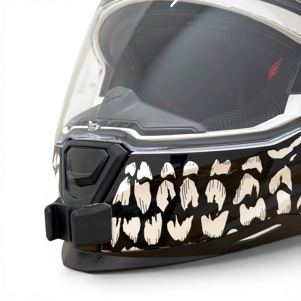 Primer plano del soporte de mentonera RiderMounts en la barbilla del casco NEXX SX.100