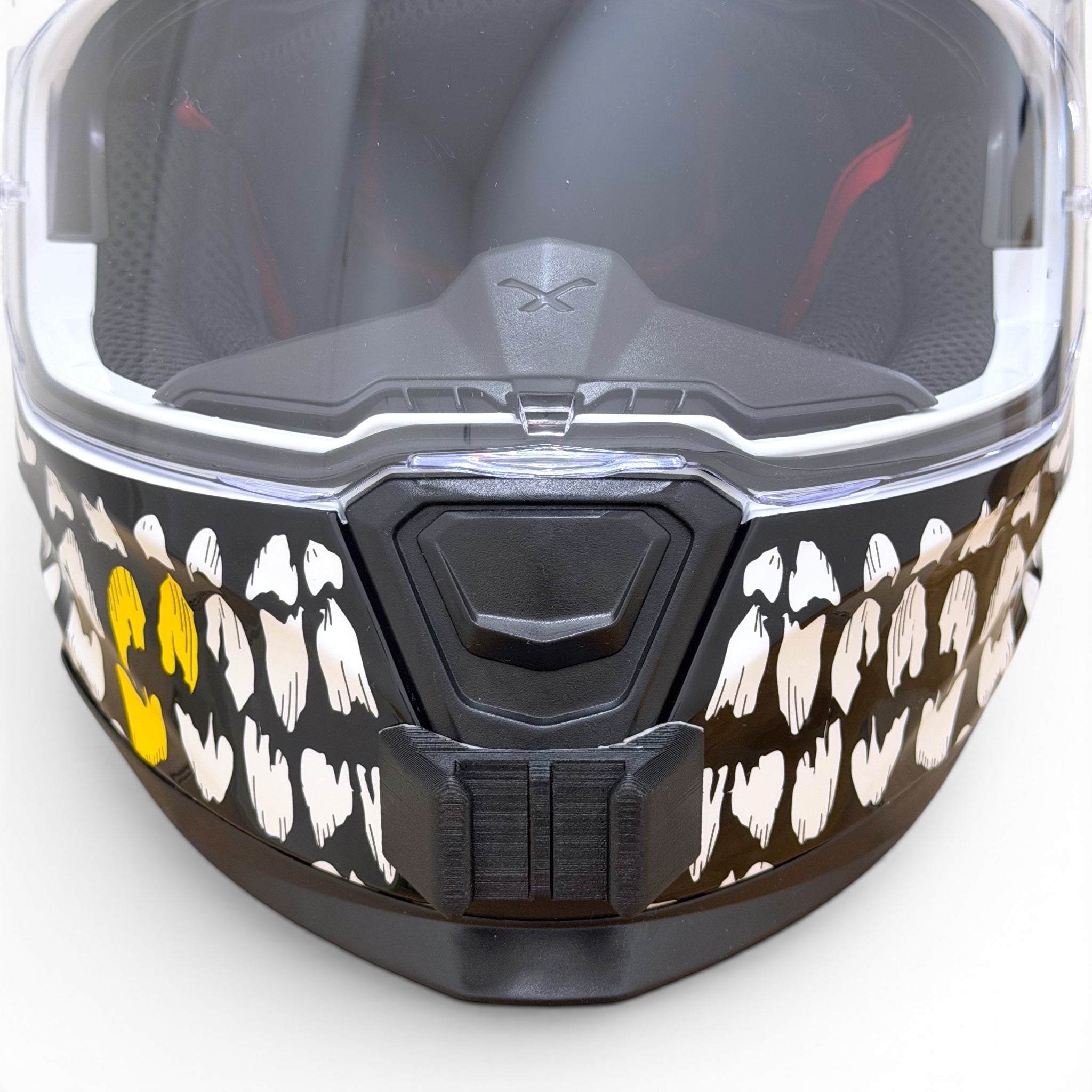 Vista frontal del casco NEXX SX.100 con el soporte de mentonera RiderMounts montado