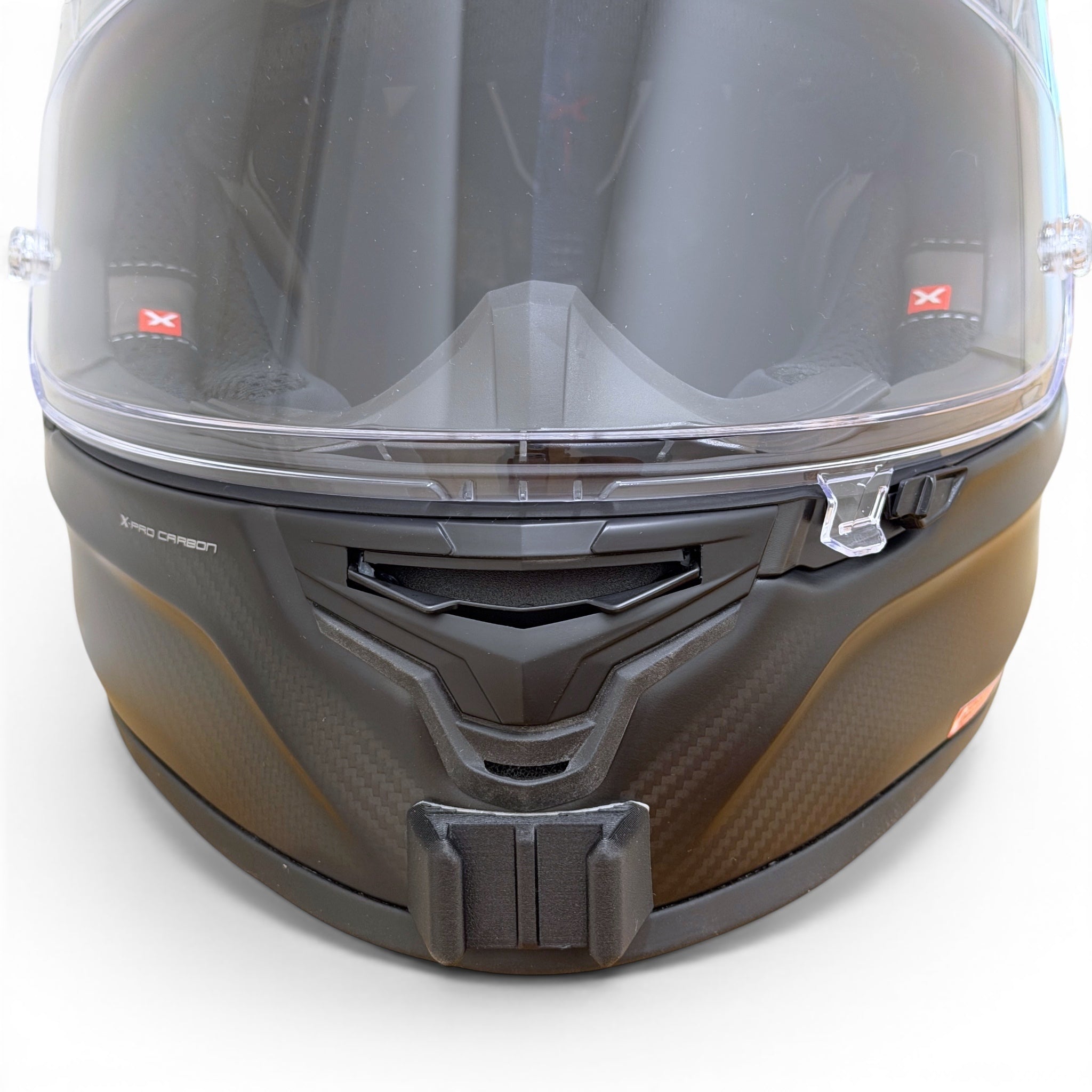Vista frontal del casco NEXX X.R3R con el soporte de mentonera RiderMounts montado