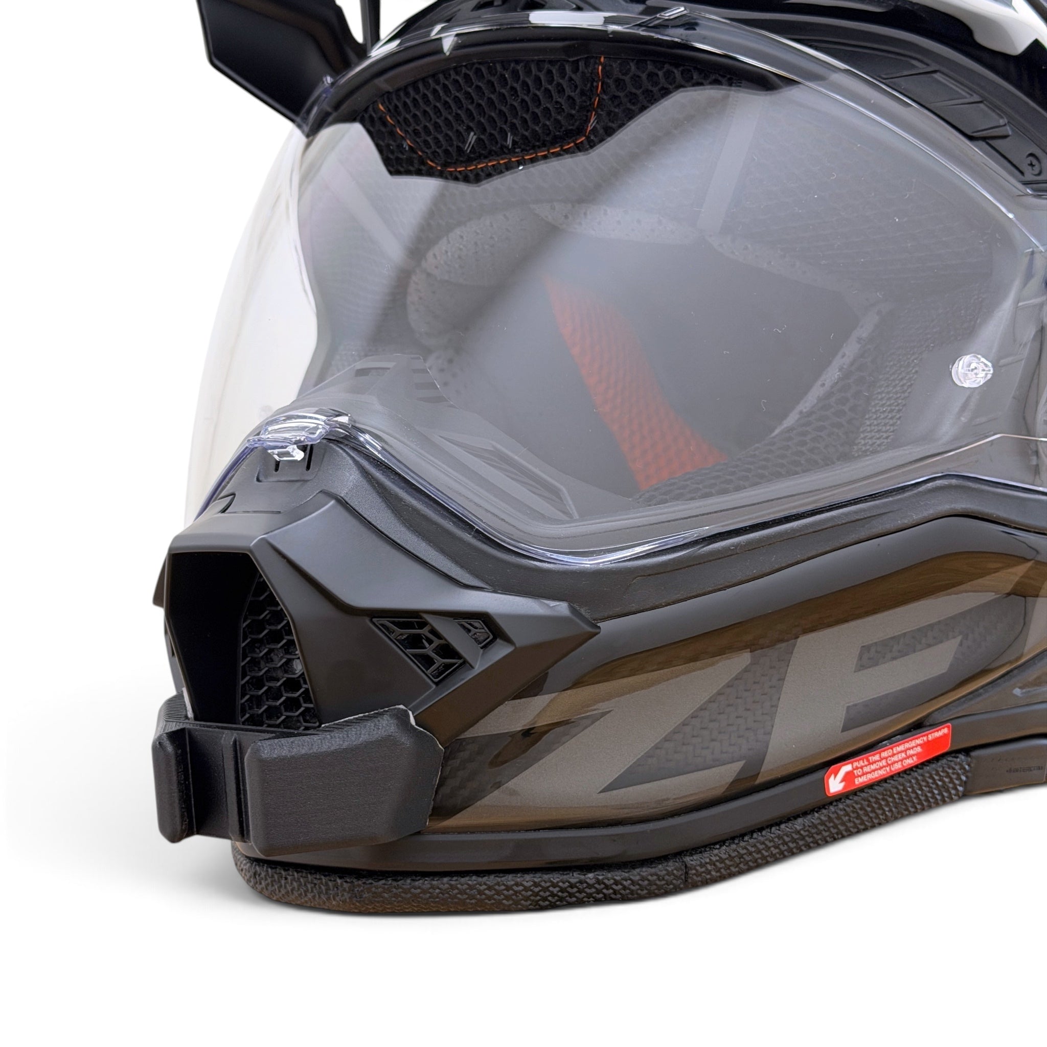 Primer plano del soporte de mentonera RiderMounts en la barbilla del casco NEXX X.RALLY