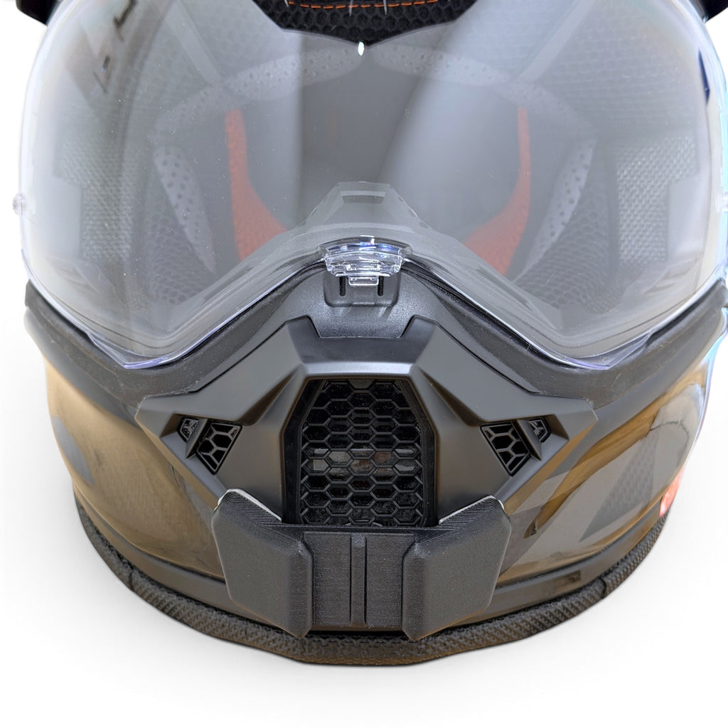 Vista frontal del casco NEXX X.RALLY con el soporte de mentonera RiderMounts montado