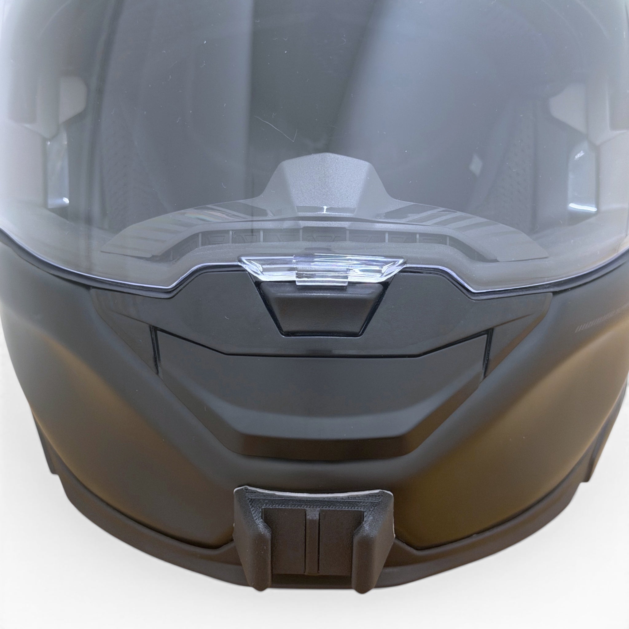 Vista frontal del casco NEXX X.TR con el soporte de mentonera RiderMounts montado