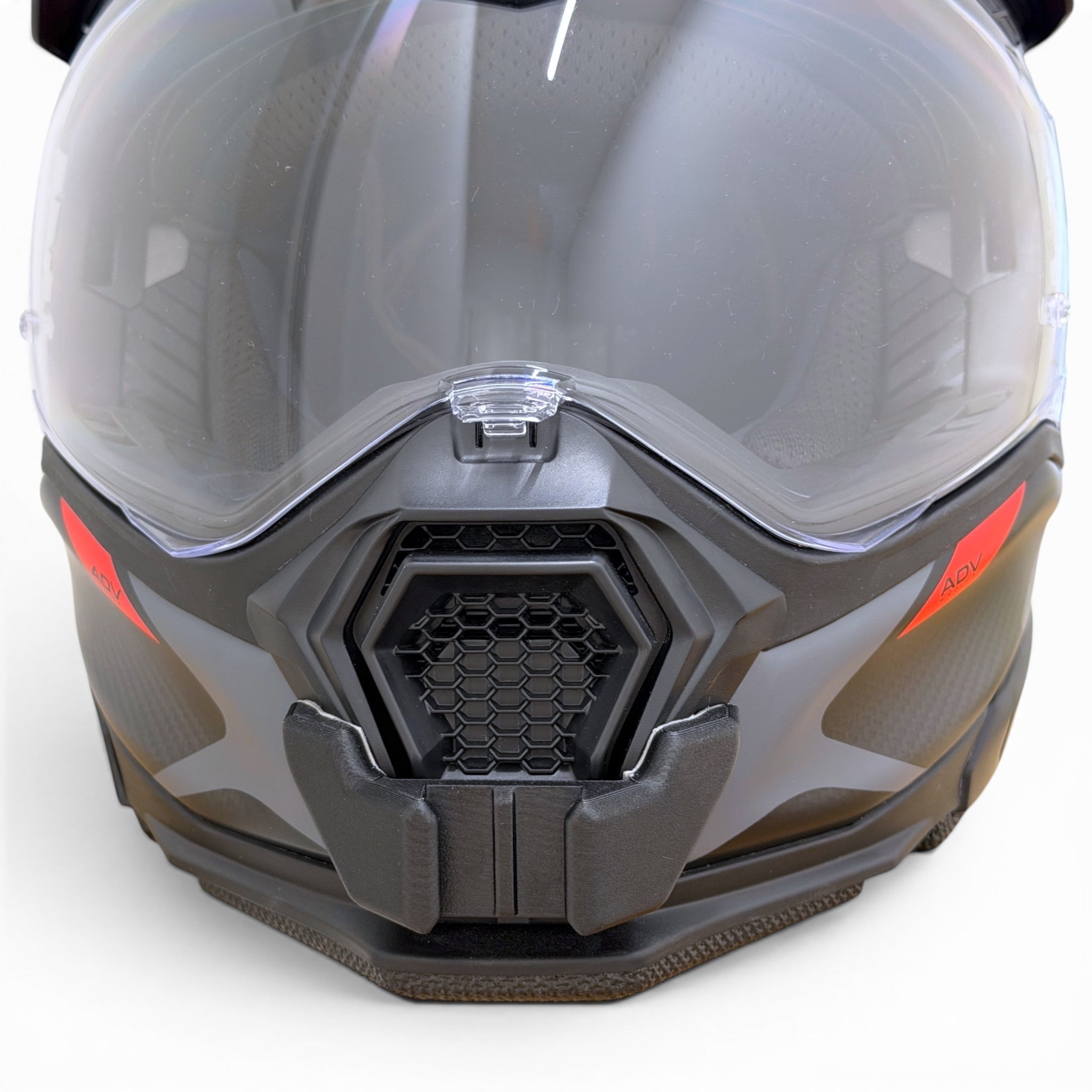 Vista frontal del casco NEXX X.WED 3 con el soporte de mentonera RiderMounts montado