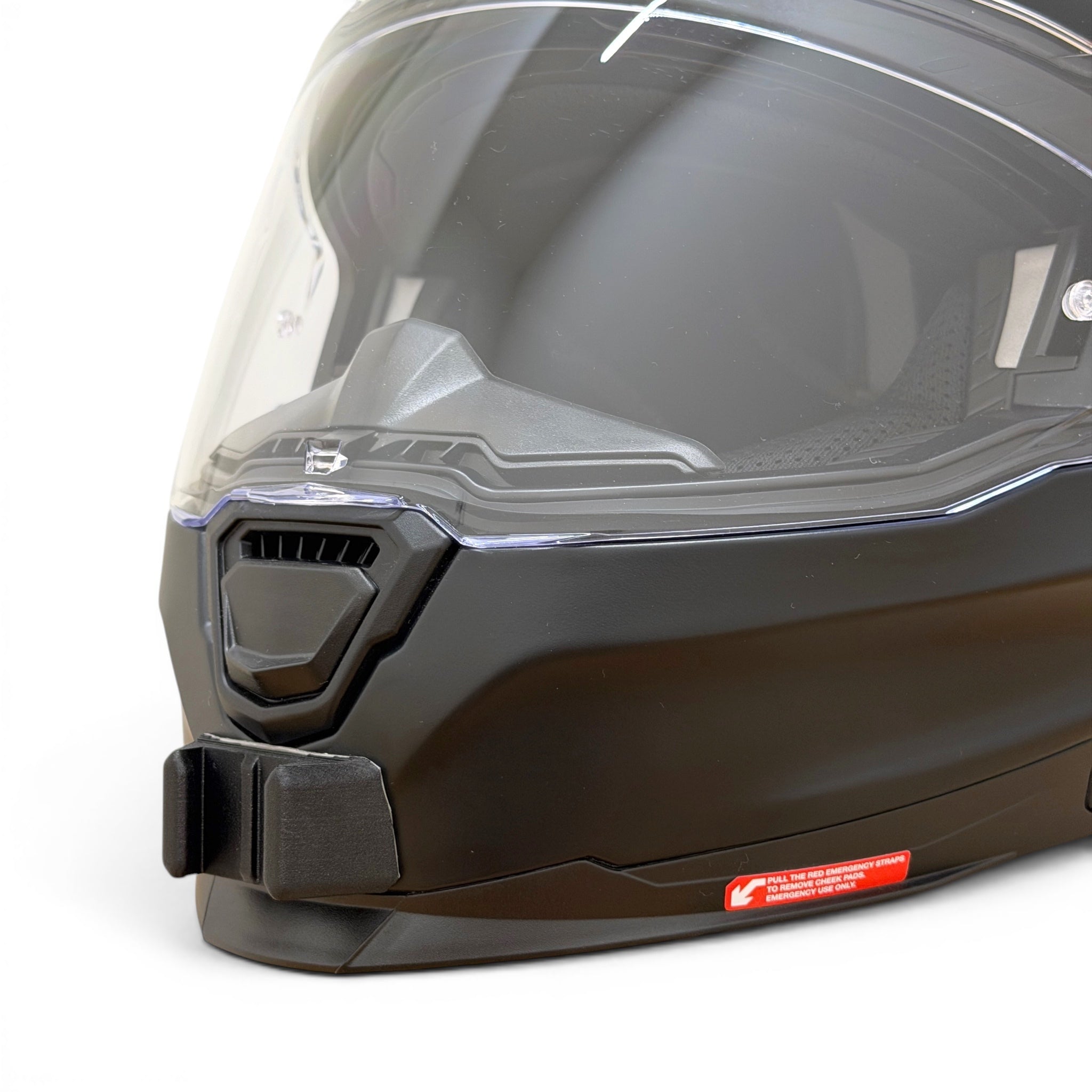 Primer plano del soporte de mentonera RiderMounts en la barbilla del casco NEXX Y.100R