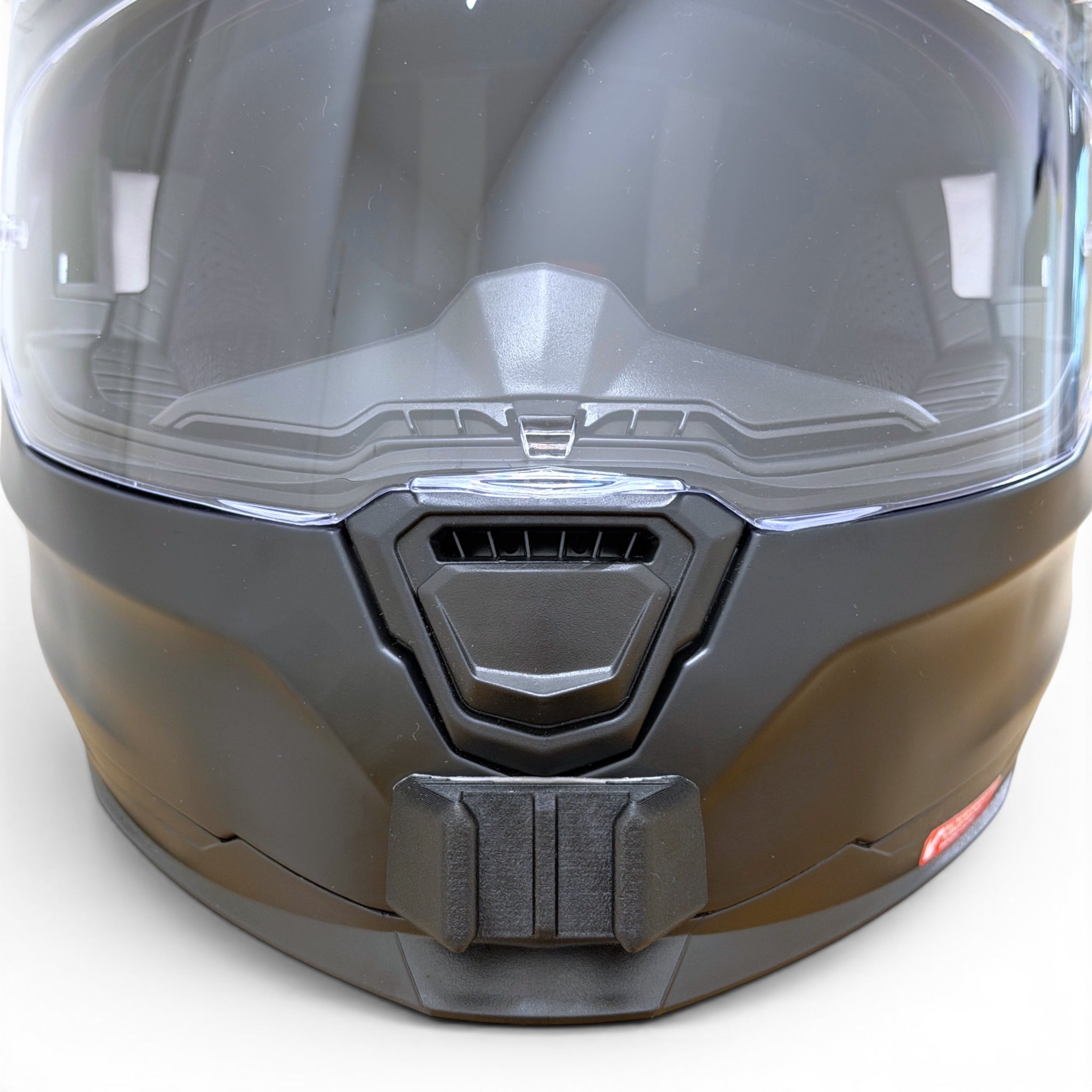 Vista frontal del casco NEXX Y.100R con el soporte de mentonera RiderMounts montado