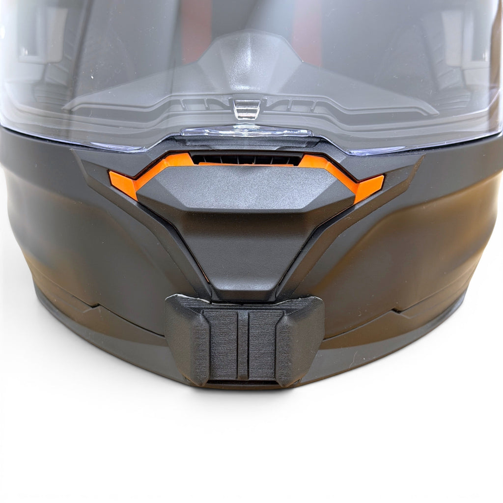 Vista frontal del casco NEXX Y.TRAVL con el soporte de mentonera RiderMounts montado