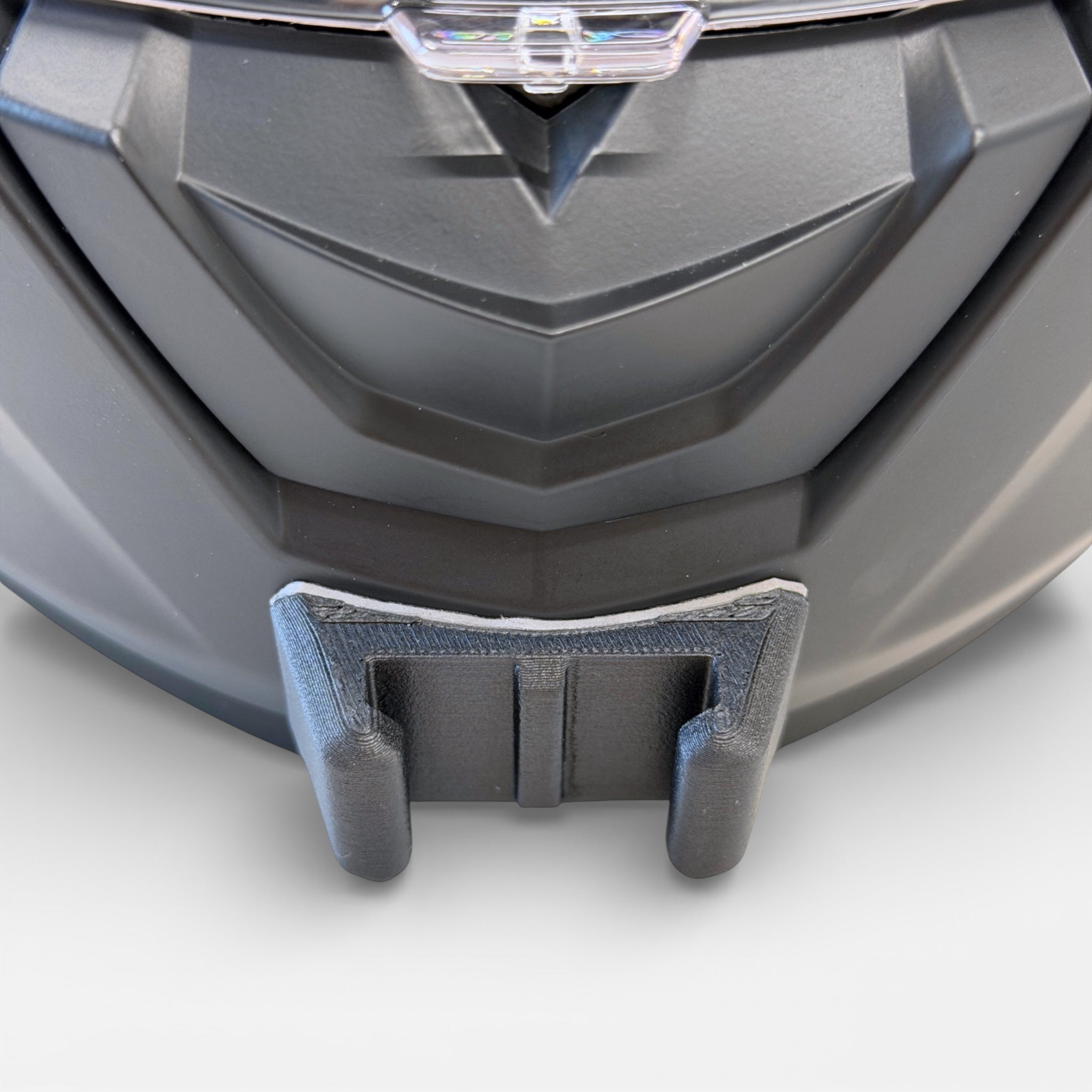 Vista frontal del casco NOLAN N60-6 con el soporte de mentonera RiderMounts montado