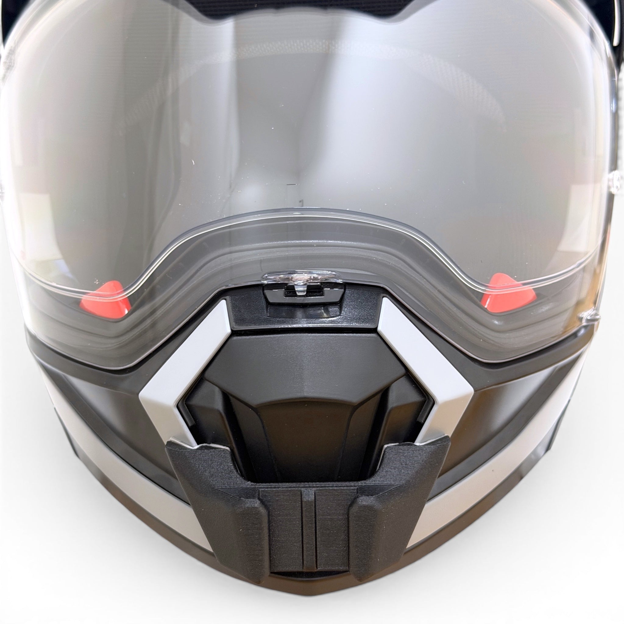 Vista frontal del casco NOLAN N70-2 X con el soporte de mentonera RiderMounts montado