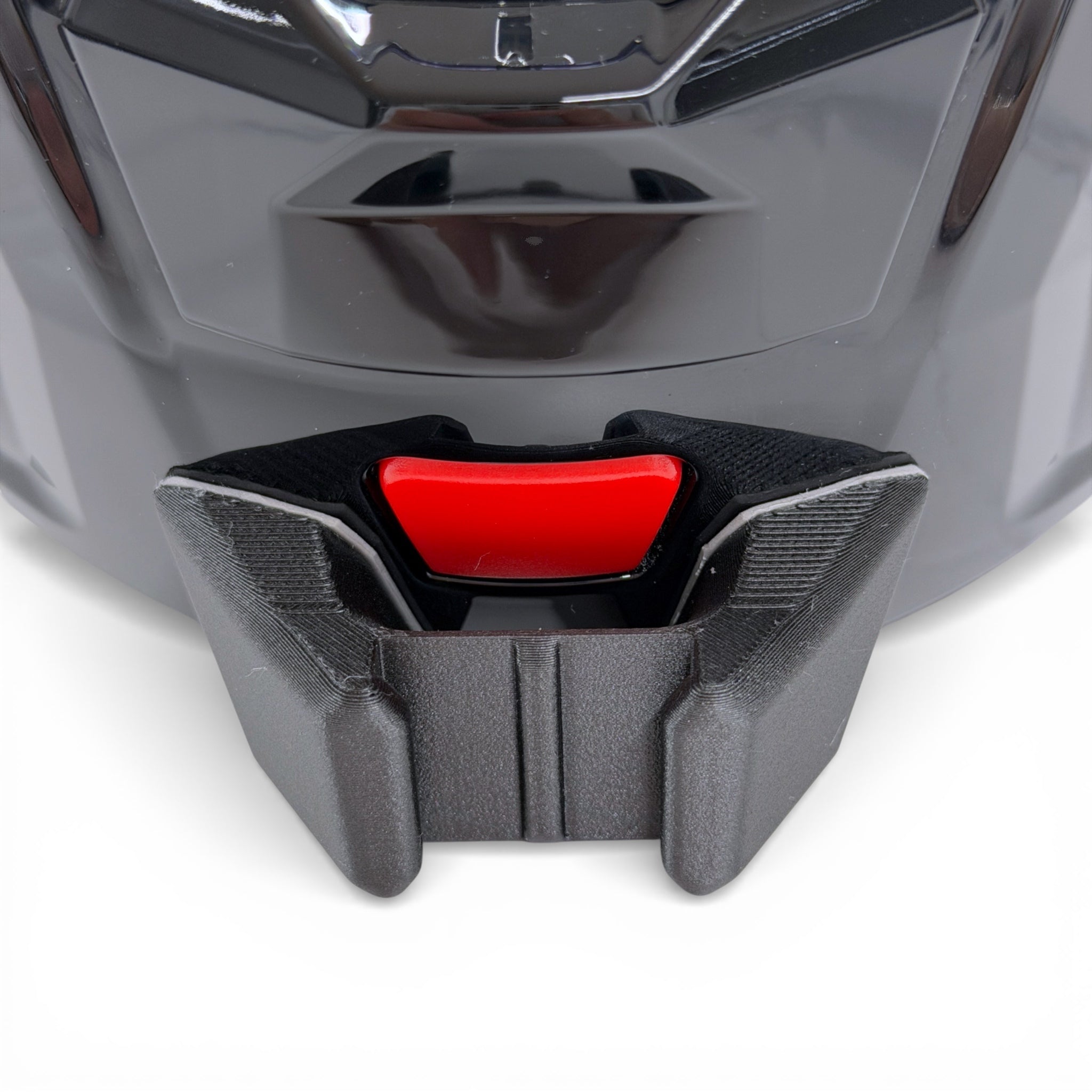 Vista frontal del casco NOLAN N90-3 con el soporte de mentonera RiderMounts montado