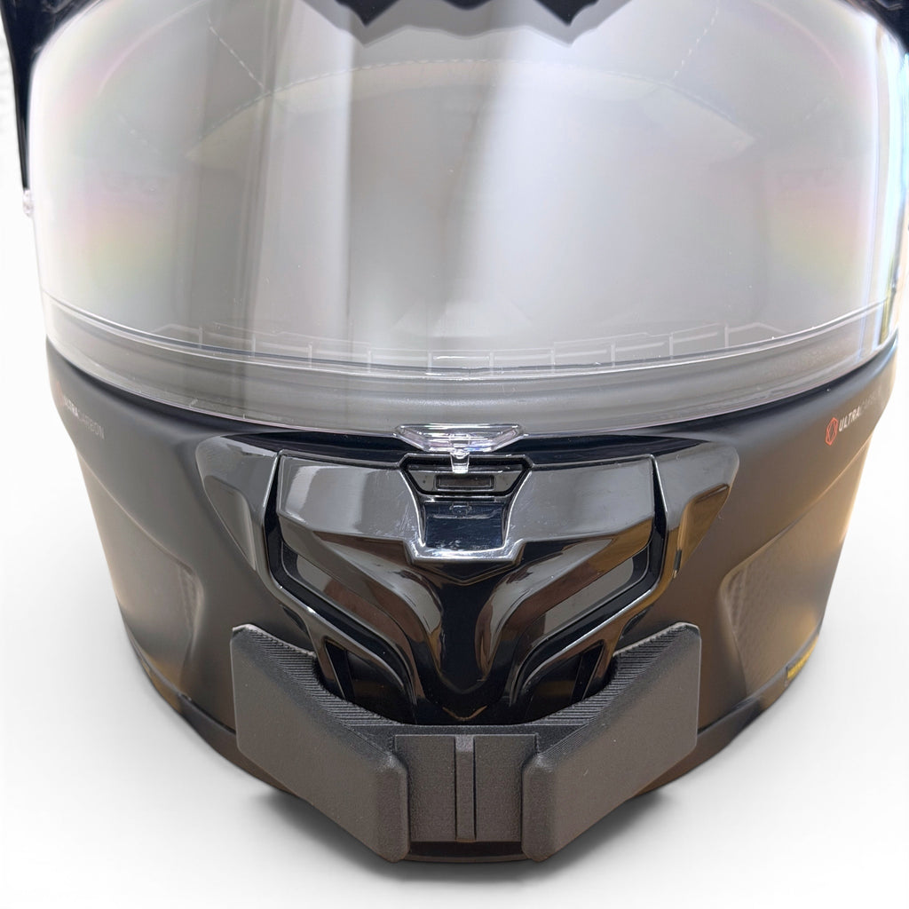 Vista frontal del casco NOLAN X-552 con el soporte de mentonera RiderMounts montado