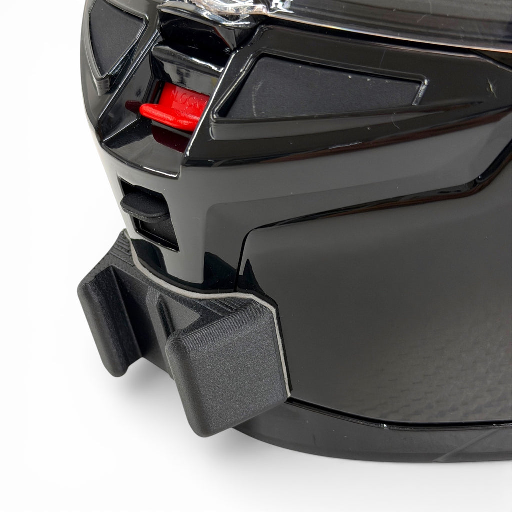 Primer plano del soporte de mentonera RiderMounts en la barbilla del casco NOLAN X-804 RS