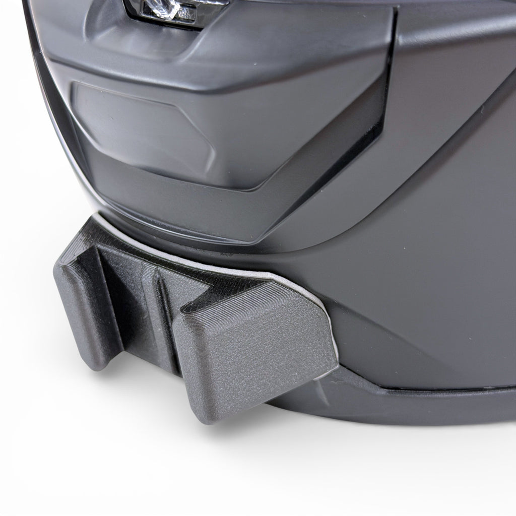Primer plano del soporte de mentonera RiderMounts en la barbilla del casco NOLAN X-903