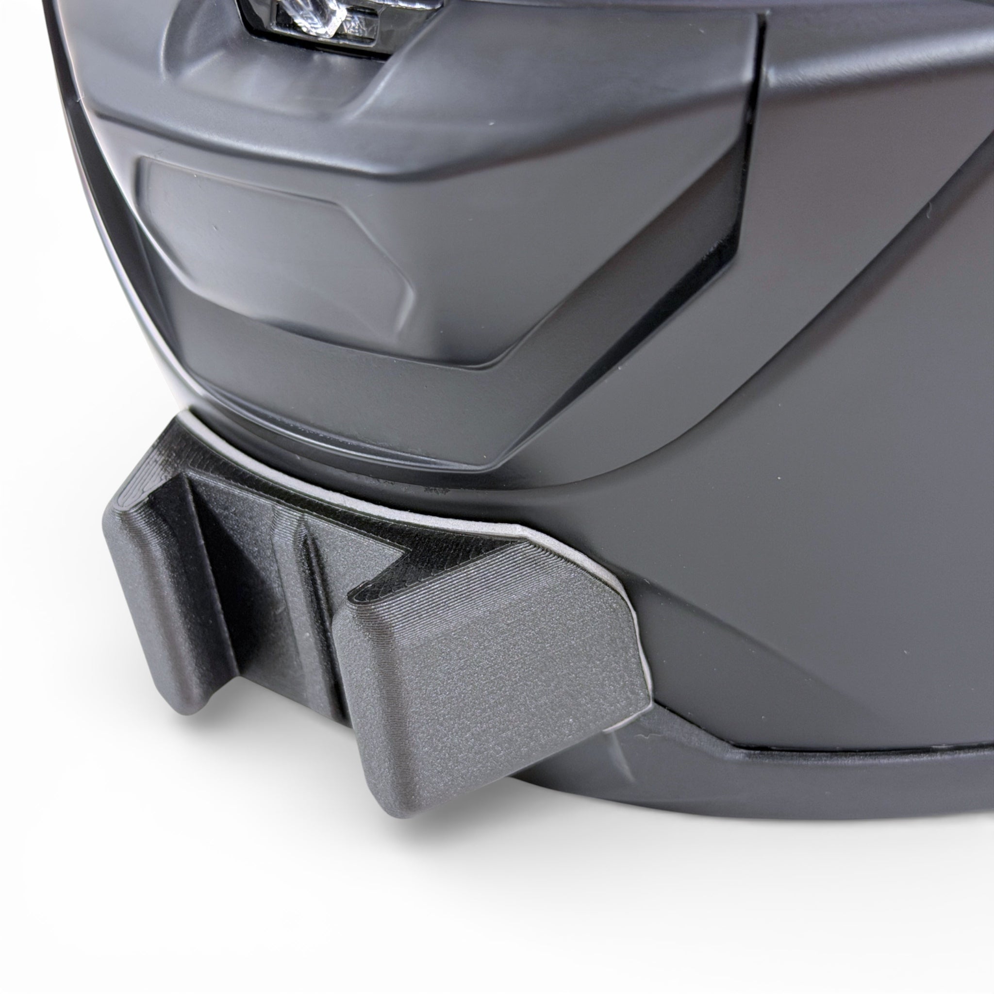 Primer plano del soporte de mentonera RiderMounts en la barbilla del casco NOLAN X-903