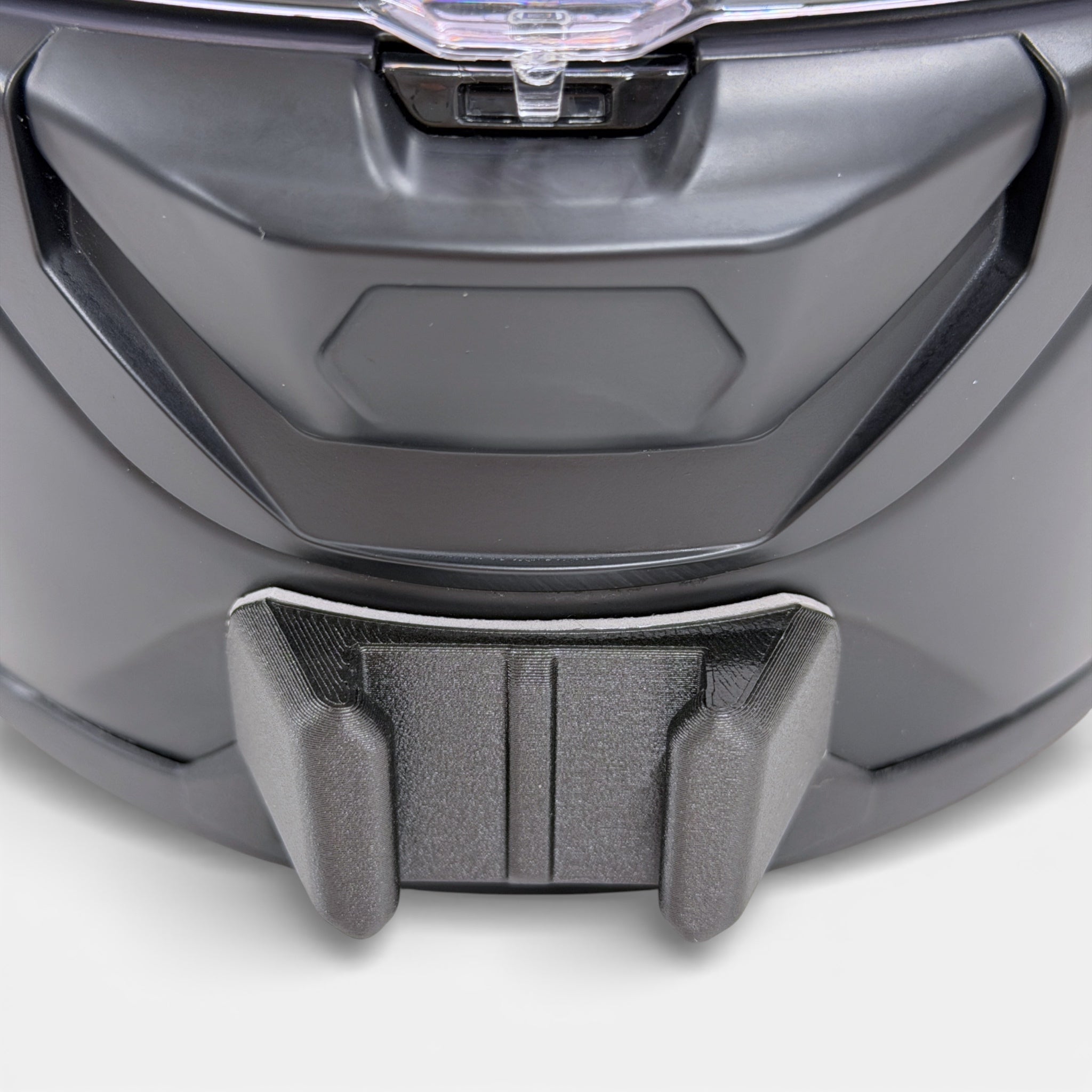 Vista frontal del casco NOLAN X-903 con el soporte de mentonera RiderMounts montado