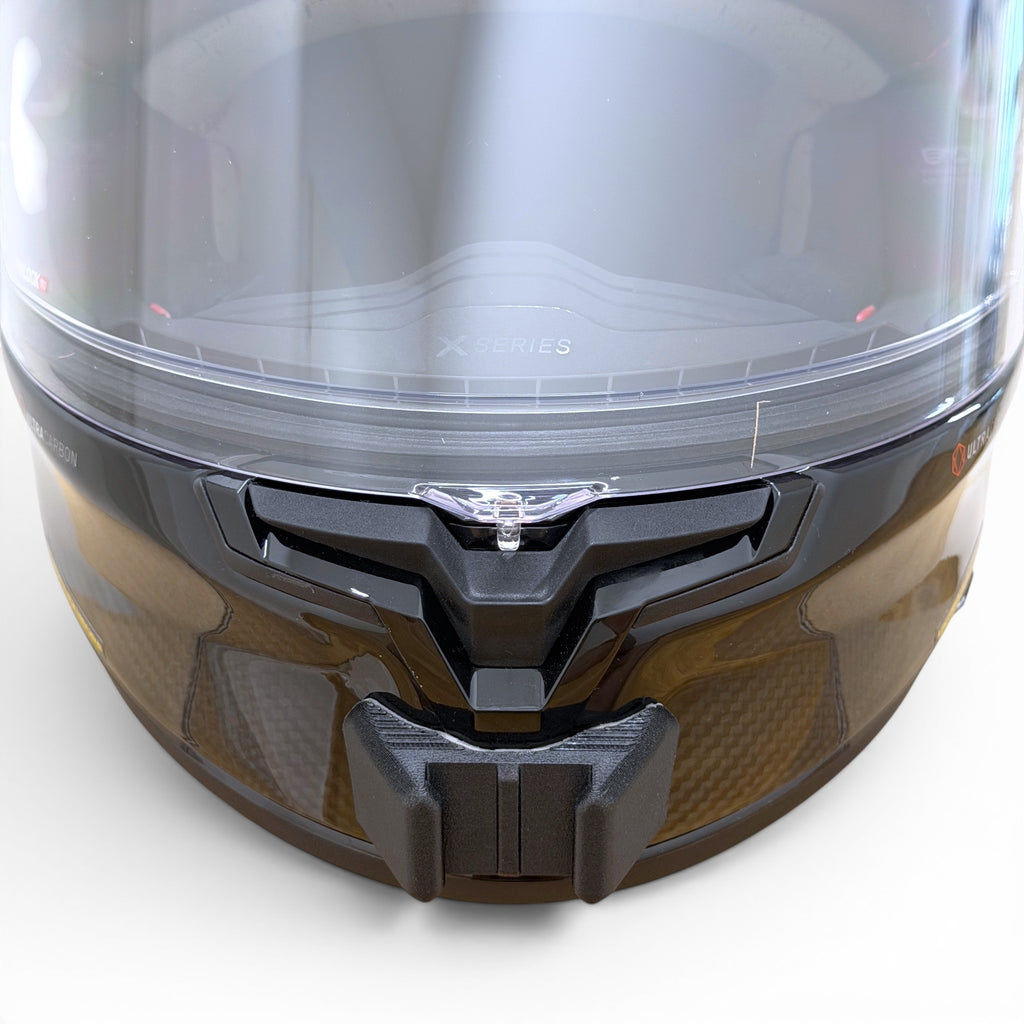 Vista frontal del casco NOLAN X-904 con el soporte de mentonera RiderMounts montado