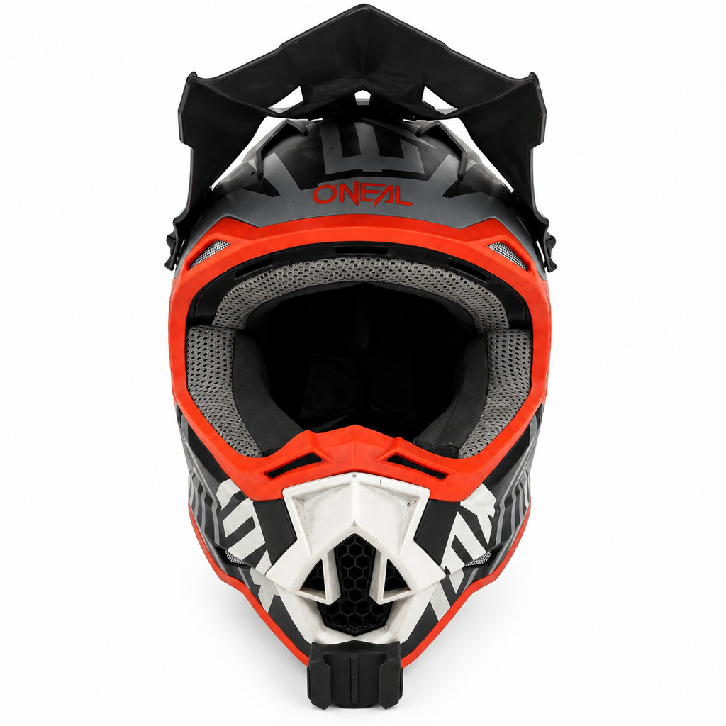 Vista frontal del casco O'NEAL 2SRS/SERIE 2 con el soporte de mentonera RiderMounts montado