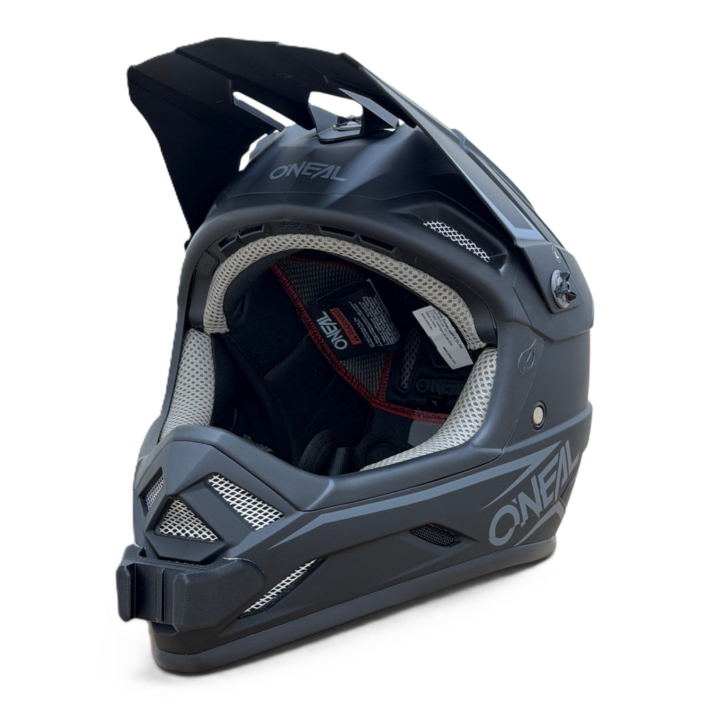 Casco O'NEAL BACKFLIP con el soporte de mentonera RiderMounts instalado
