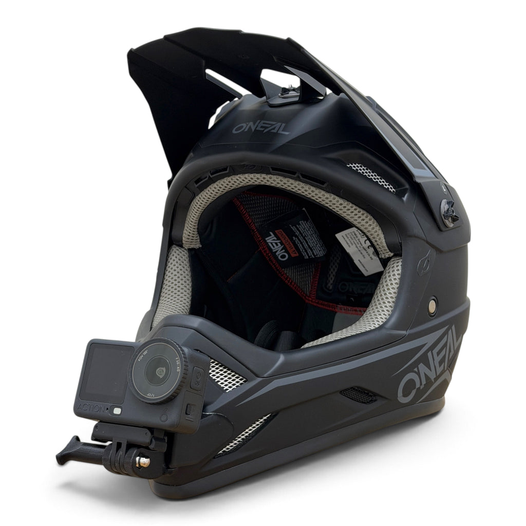 Casco O'NEAL BACKFLIP con soporte de mentonera RiderMounts y cámara de acción montada