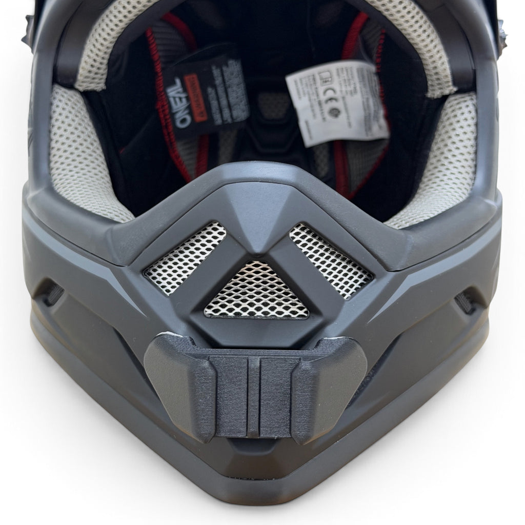 Vista frontal del casco O'NEAL BACKFLIP con el soporte de mentonera RiderMounts montado