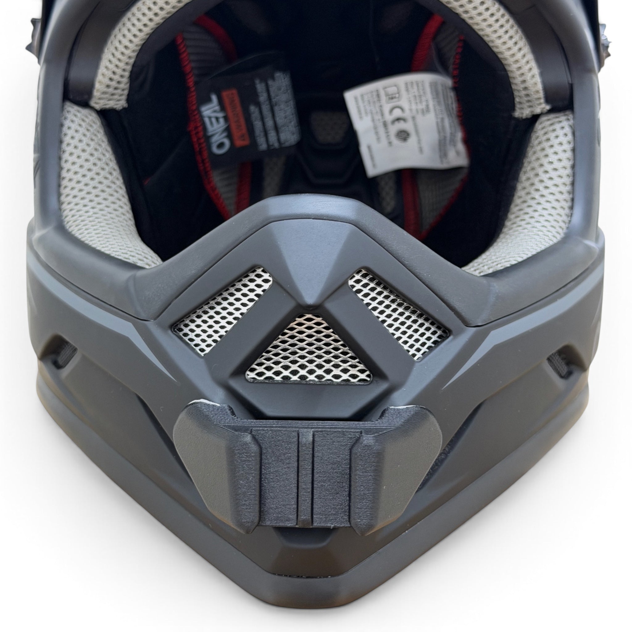 Vista frontal del casco O'NEAL BACKFLIP con el soporte de mentonera RiderMounts montado