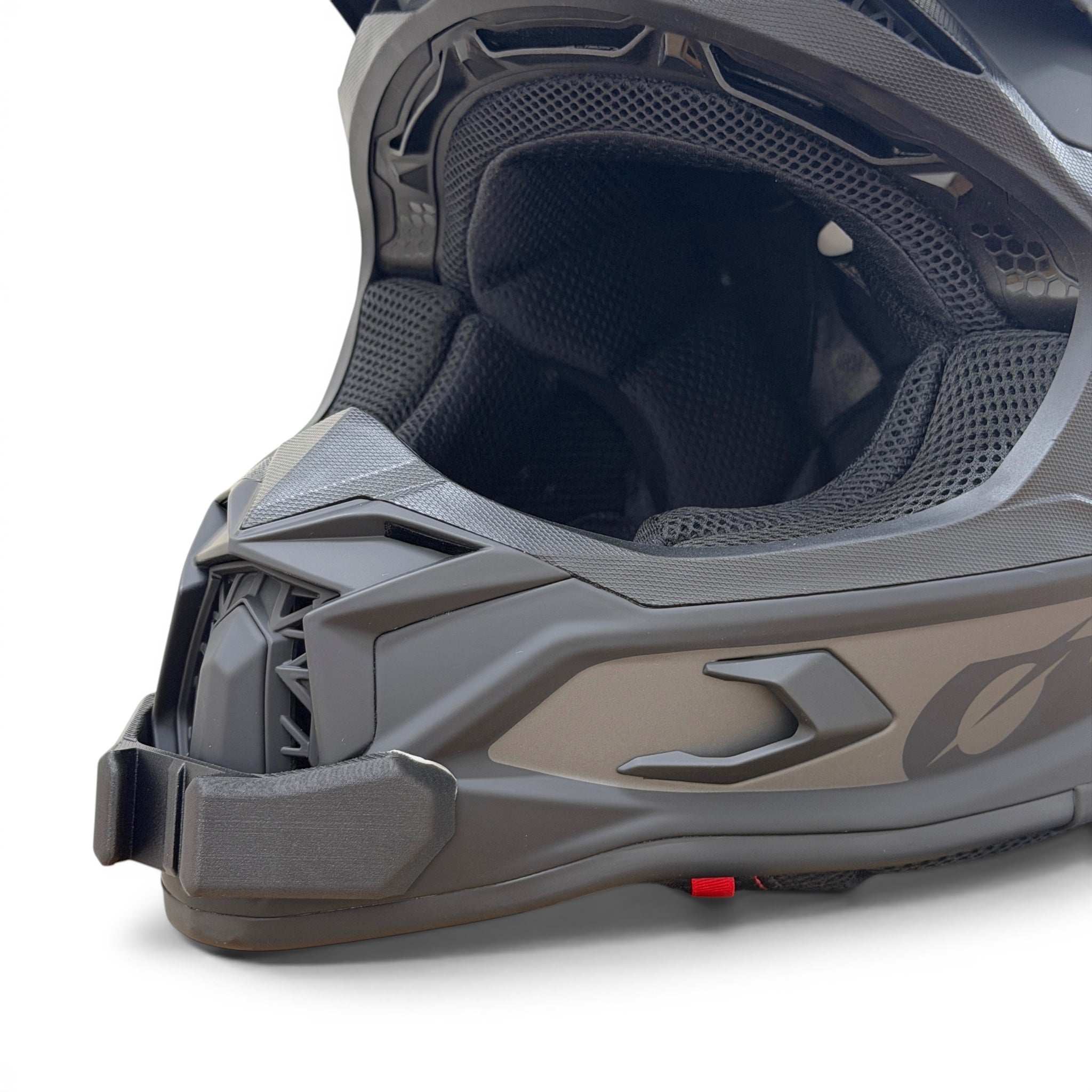 Primer plano del soporte de mentonera RiderMounts en la barbilla del casco O'NEAL C-SRS