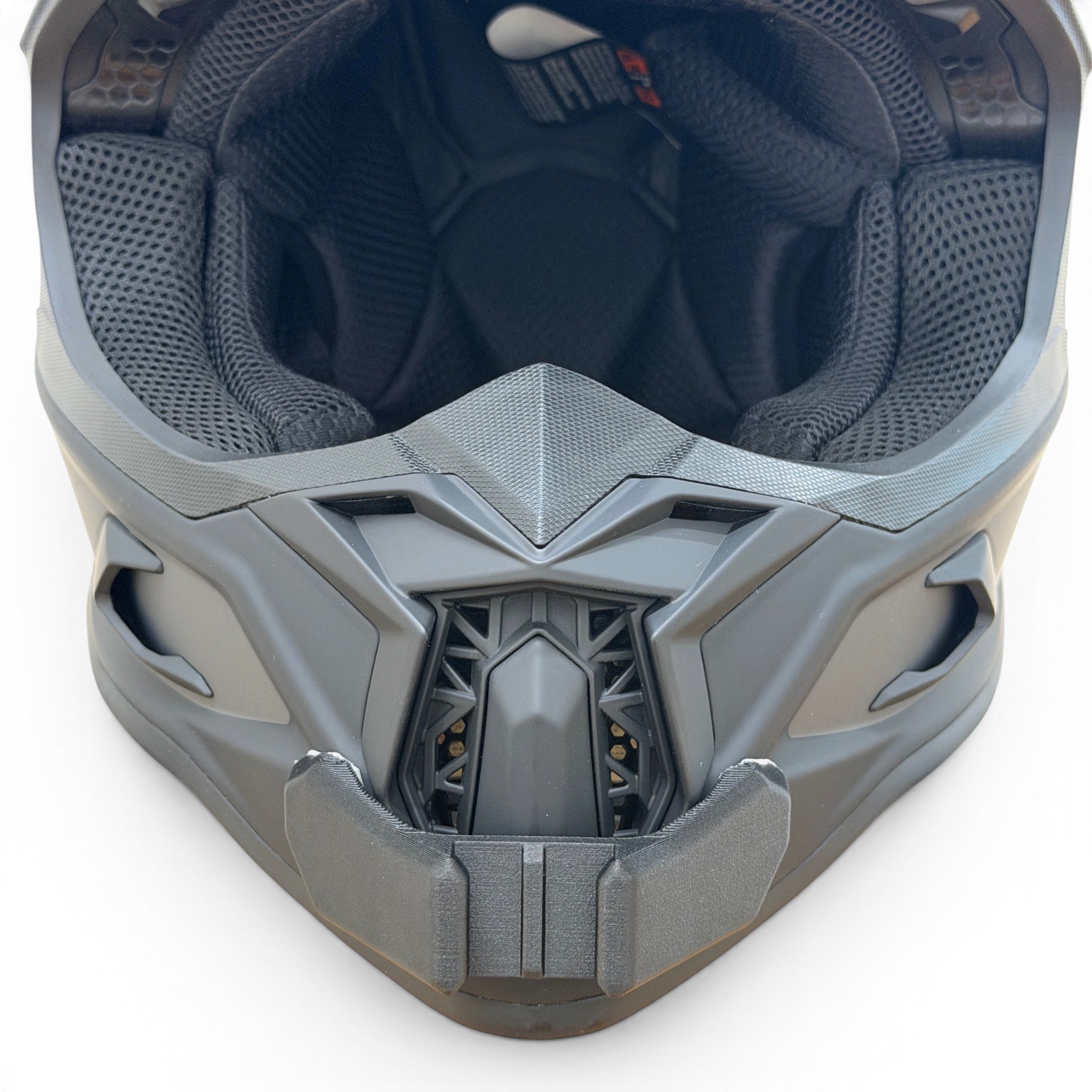 Vista frontal del casco O'NEAL C-SRS con el soporte de mentonera RiderMounts montado