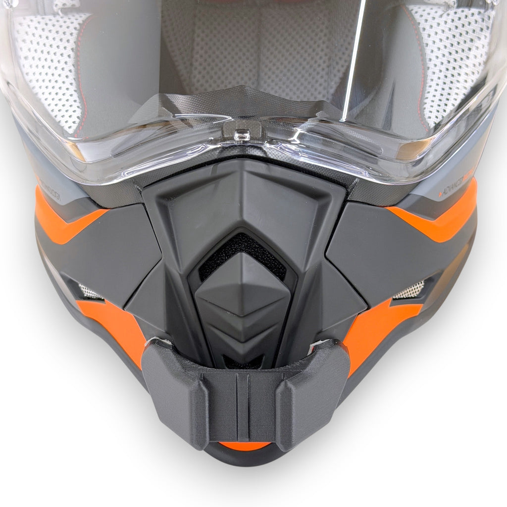 Vista frontal del casco O'NEAL SIERRA con el soporte de mentonera RiderMounts montado