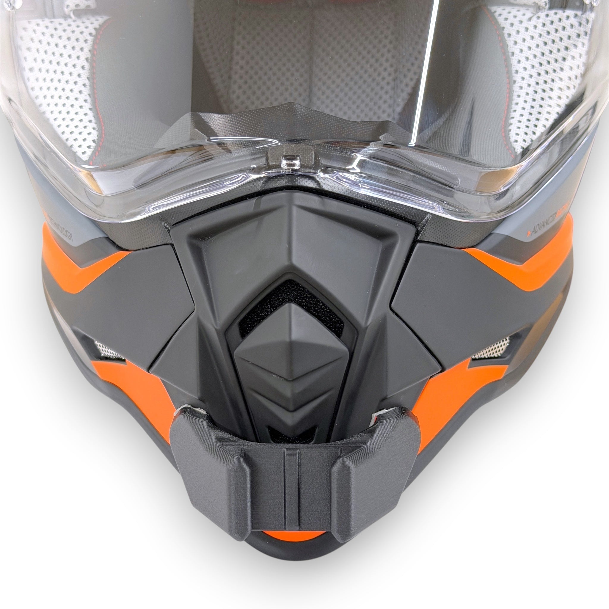 Vista frontal del casco O'NEAL SIERRA con el soporte de mentonera RiderMounts montado