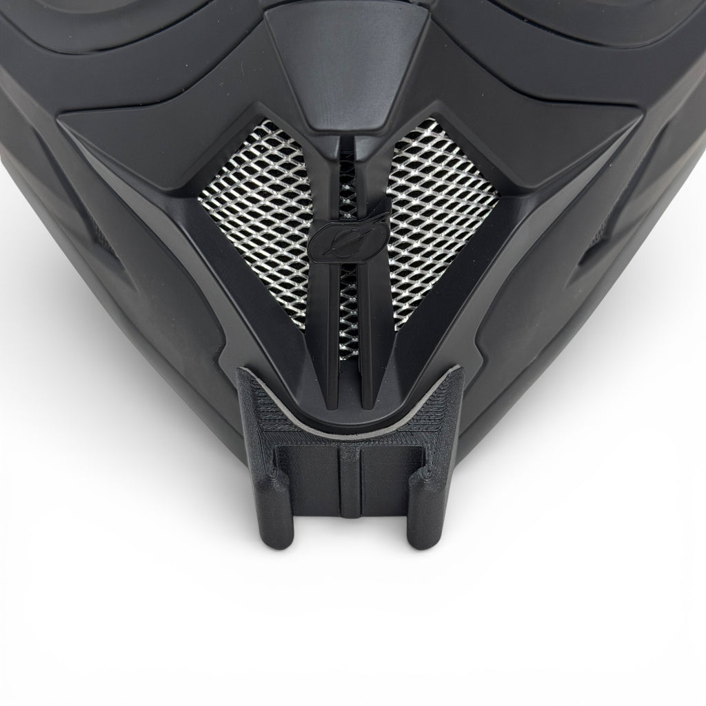 Vista frontal del casco O'NEAL SONUS con el soporte de mentonera RiderMounts montado
