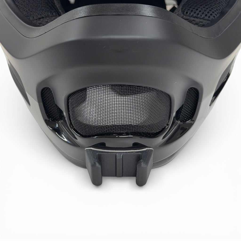 Vista frontal del casco POC CORON AIR con el soporte de mentonera RiderMounts montado