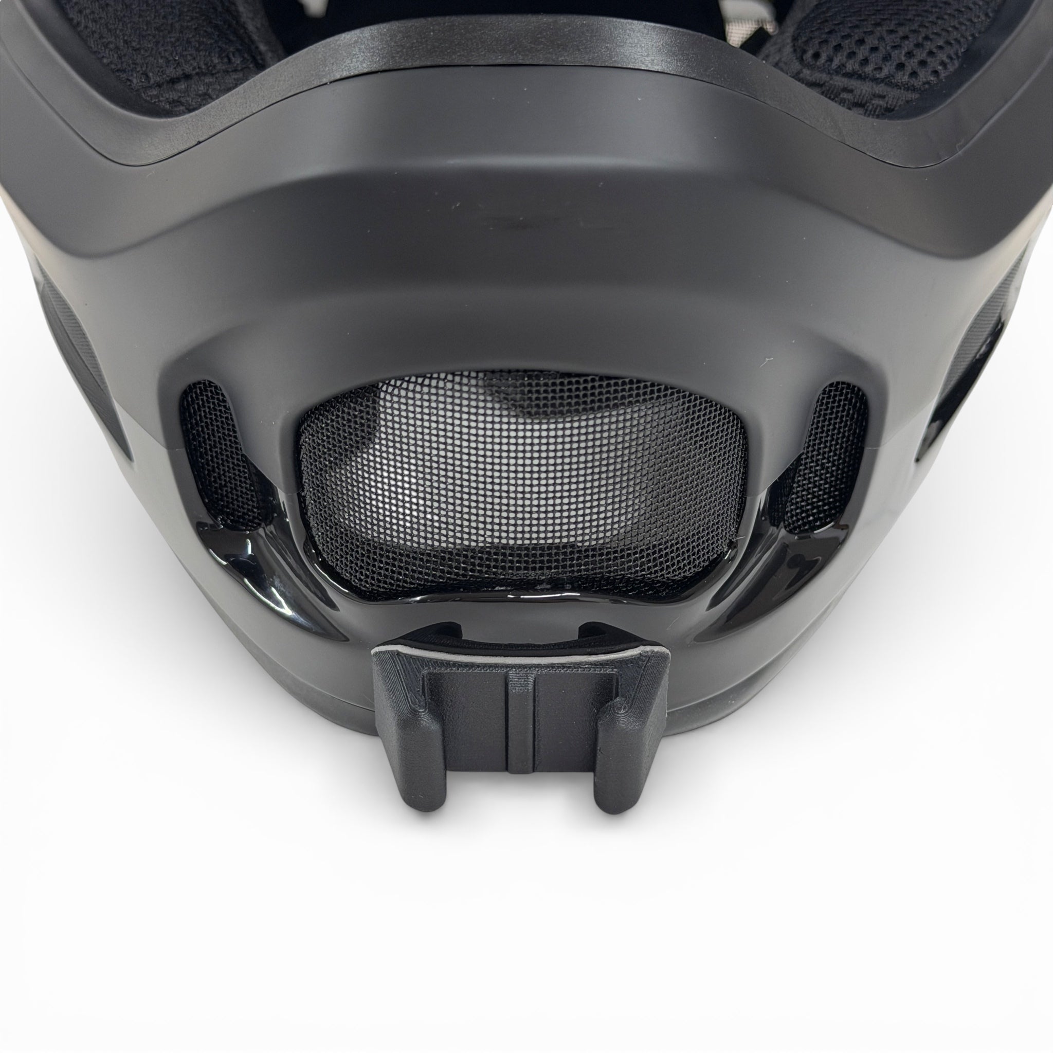 Vista frontal del casco POC CORON AIR con el soporte de mentonera RiderMounts montado
