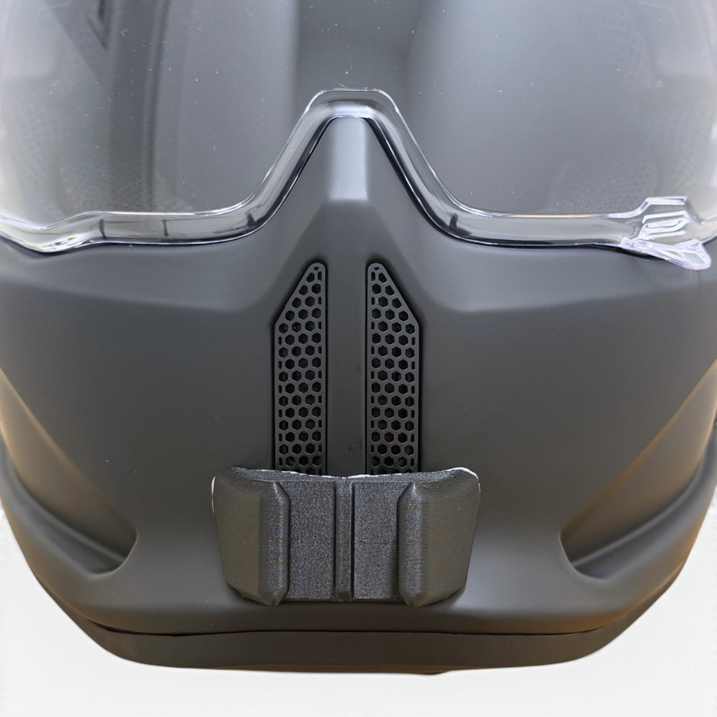Vista frontal del casco RUROC ATLAS STREET con el soporte de mentonera RiderMounts montado