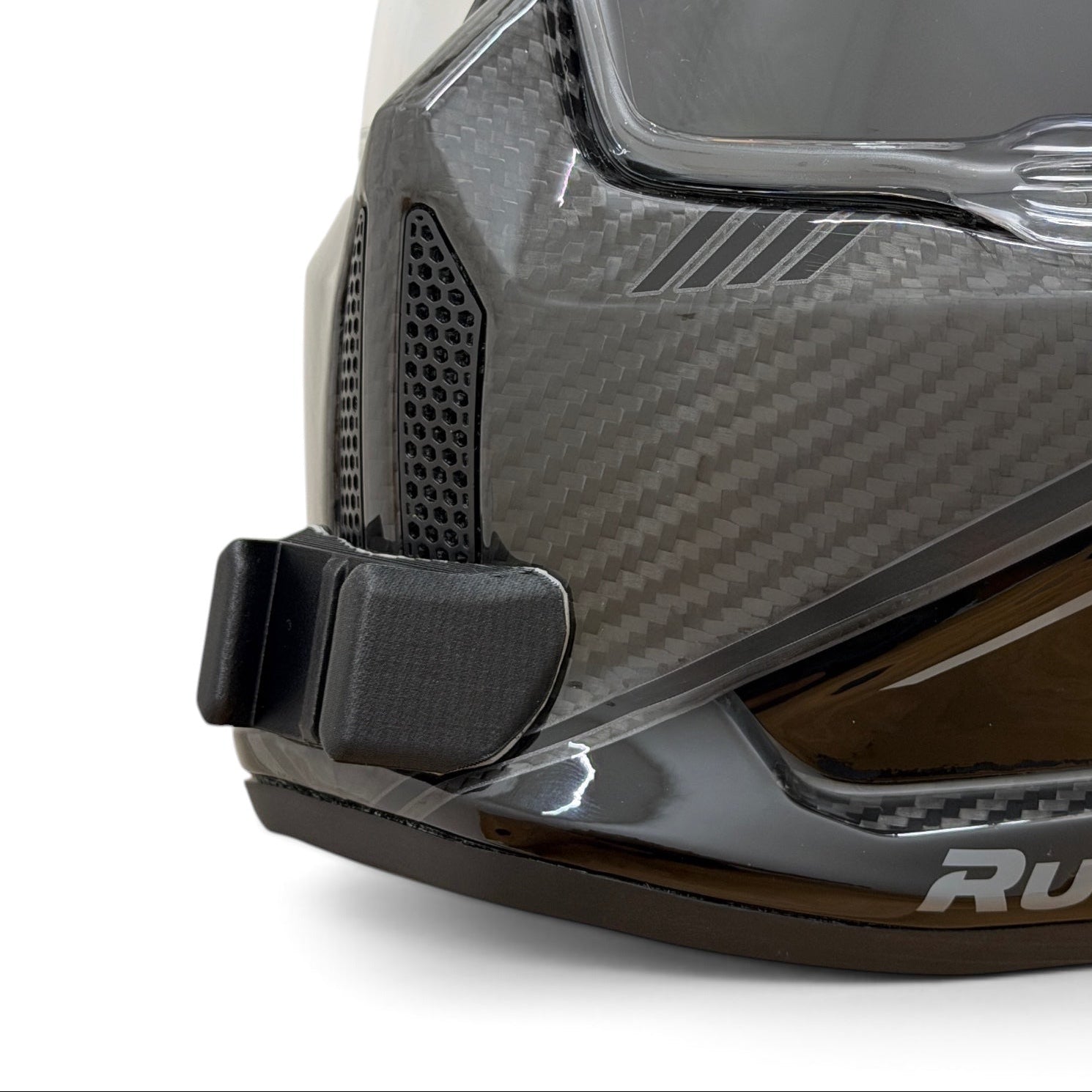 Primer plano del soporte de mentonera RiderMounts en la barbilla del casco RUROC ATLAS TRACK