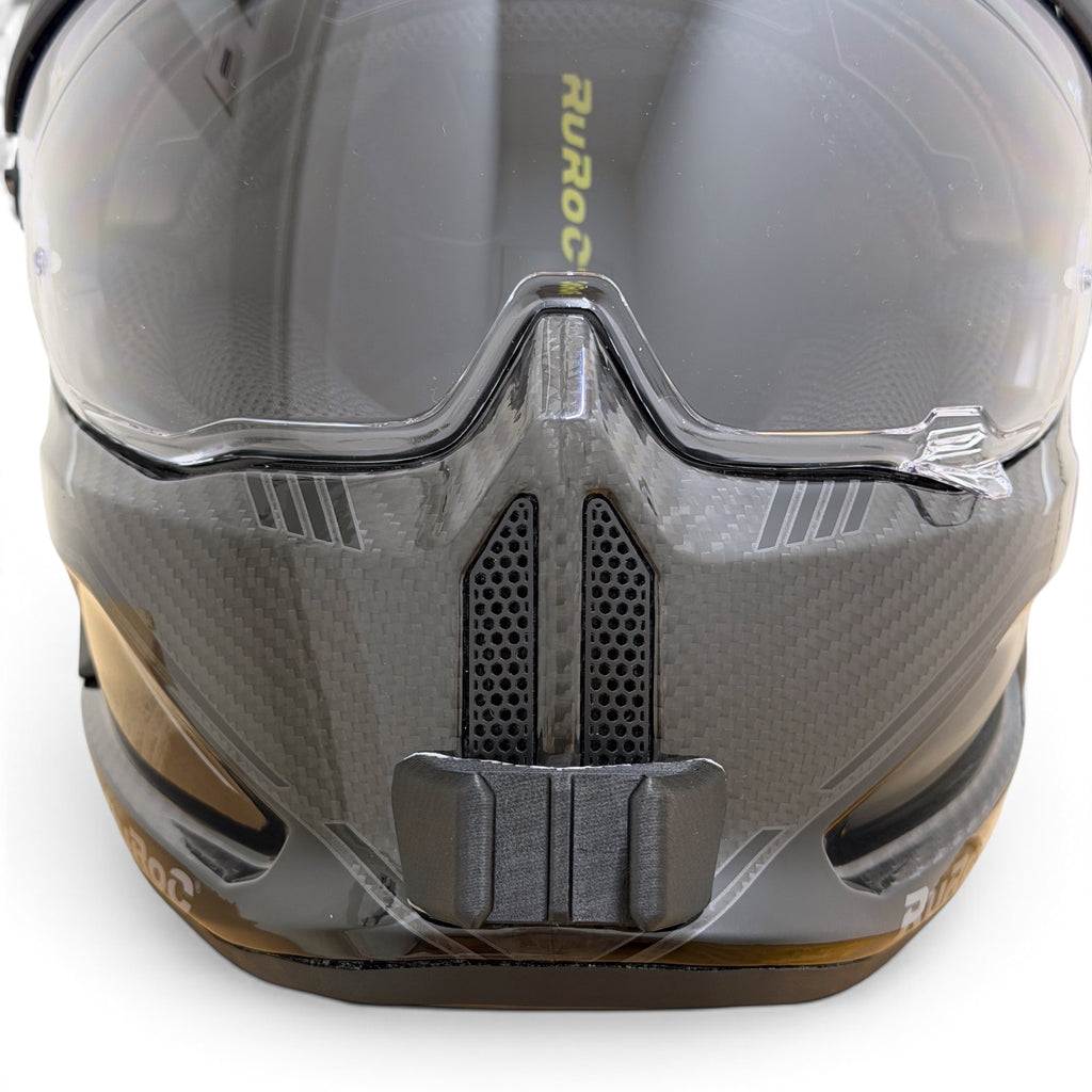 Vista frontal del casco RUROC ATLAS TRACK con el soporte de mentonera RiderMounts montado