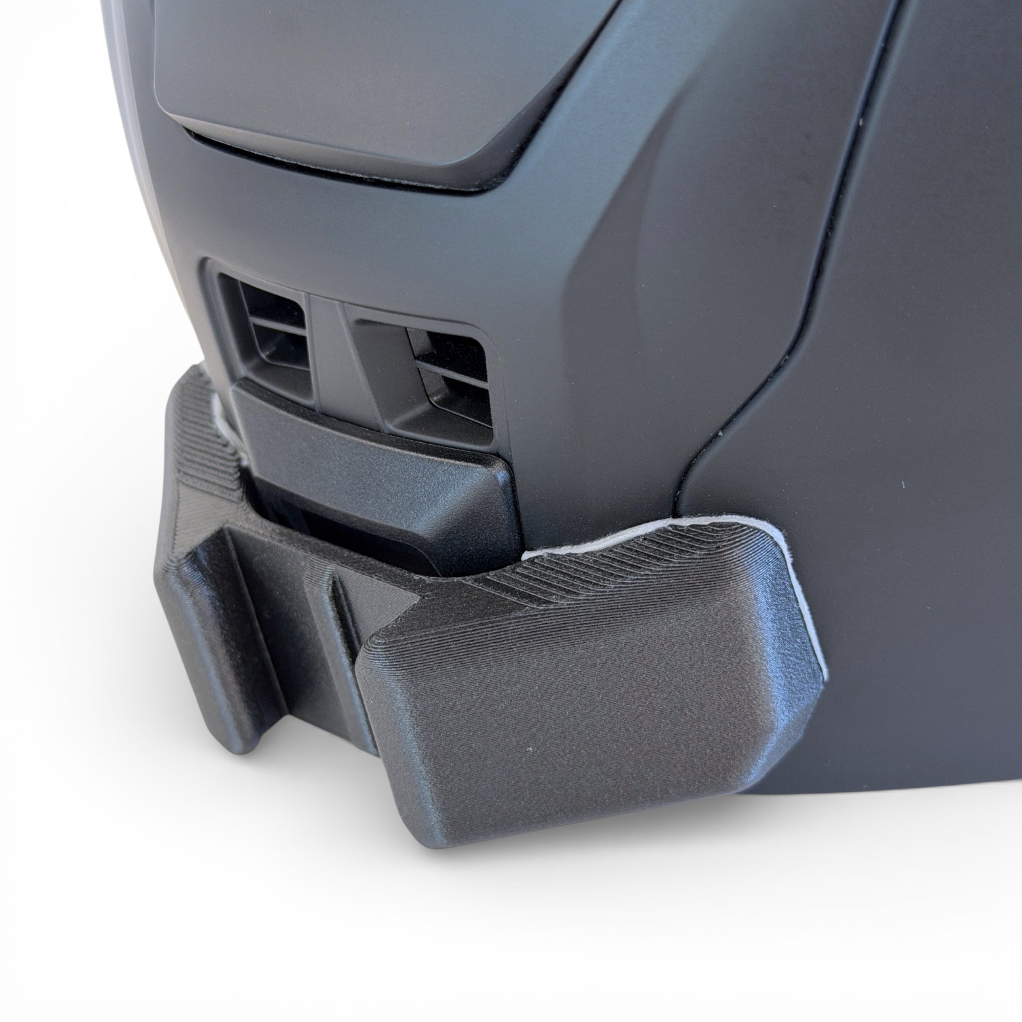 Primer plano del soporte de mentonera RiderMounts en la barbilla del casco SCHUBERTH C5