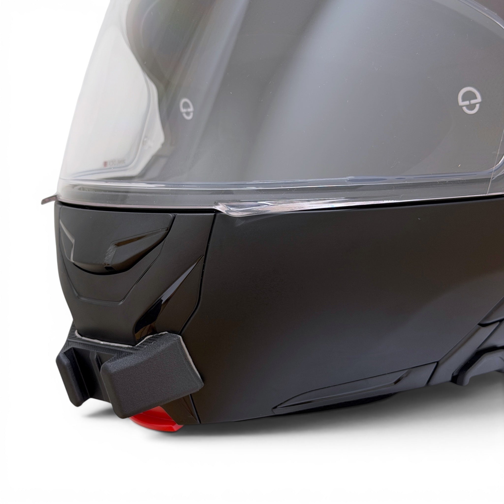 Primer plano del soporte de mentonera RiderMounts en la barbilla del casco SCHUBERTH CONCEPT