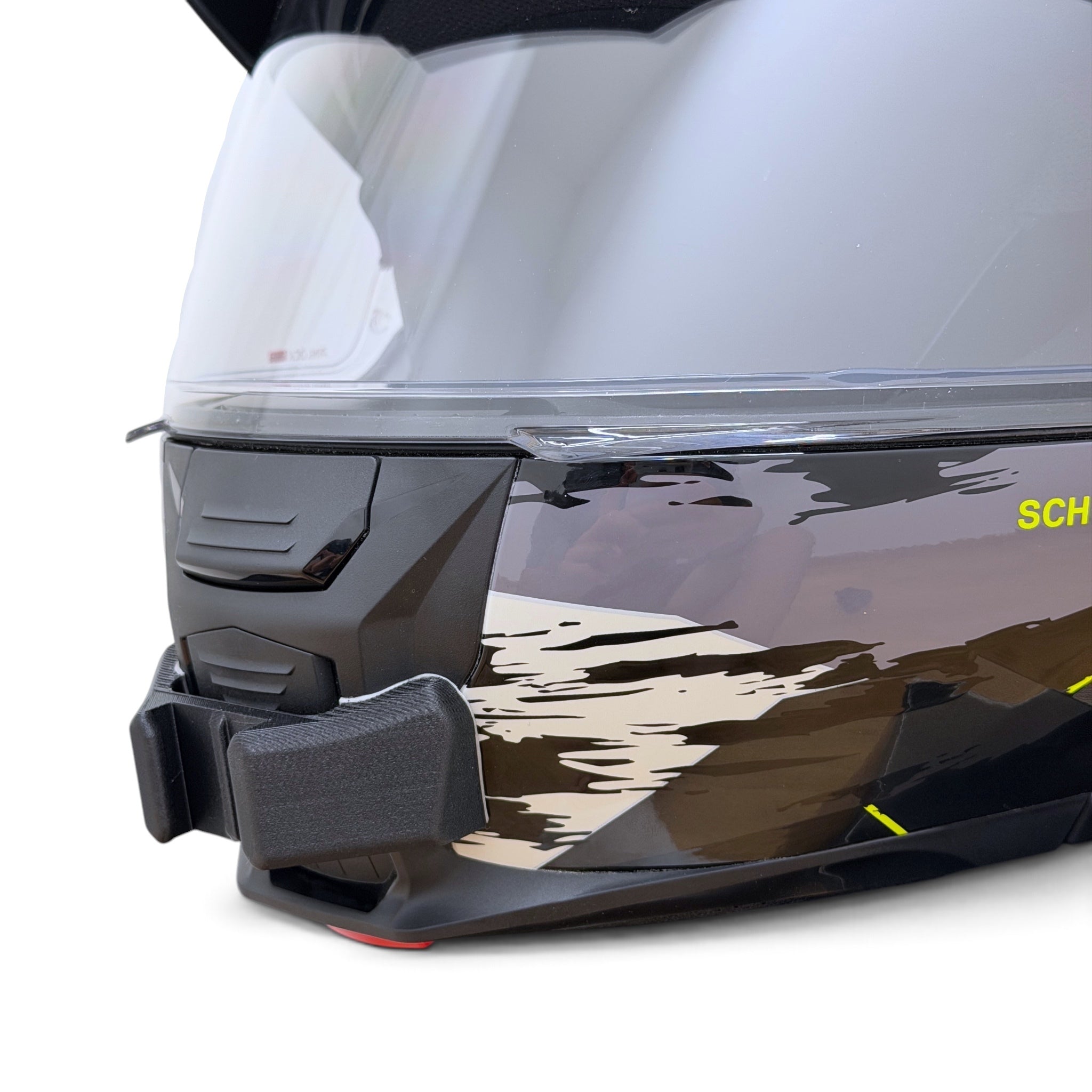 Primer plano del soporte de mentonera RiderMounts en la barbilla del casco SCHUBERTH E2