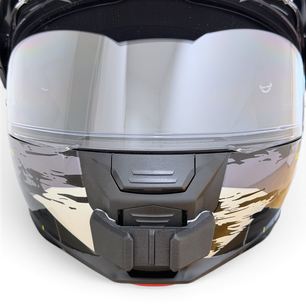 Vista frontal del casco SCHUBERTH E2 con el soporte de mentonera RiderMounts montado