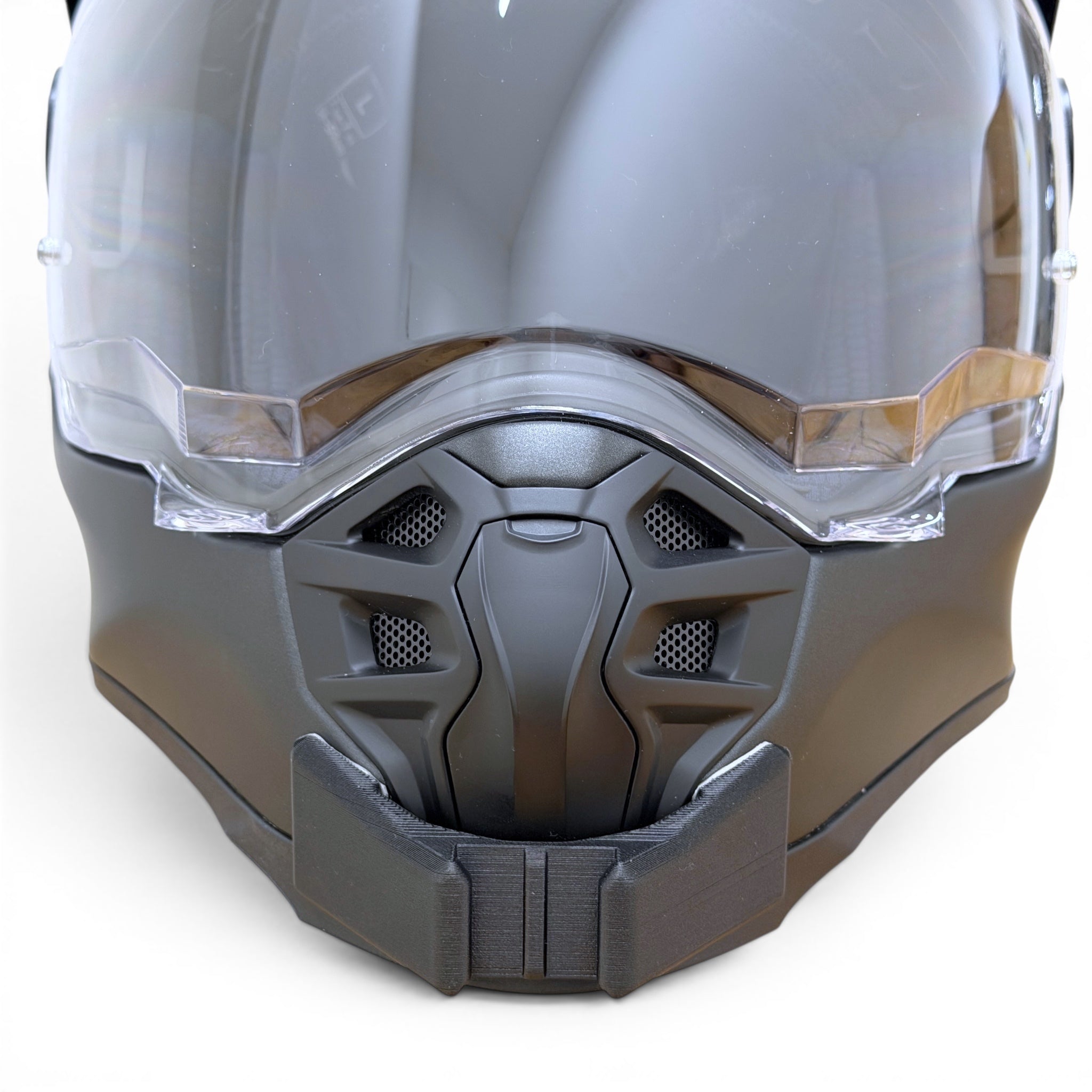 Vista frontal del casco SCORPION ADF-9000 AIR SOLID con el soporte de mentonera RiderMounts montado